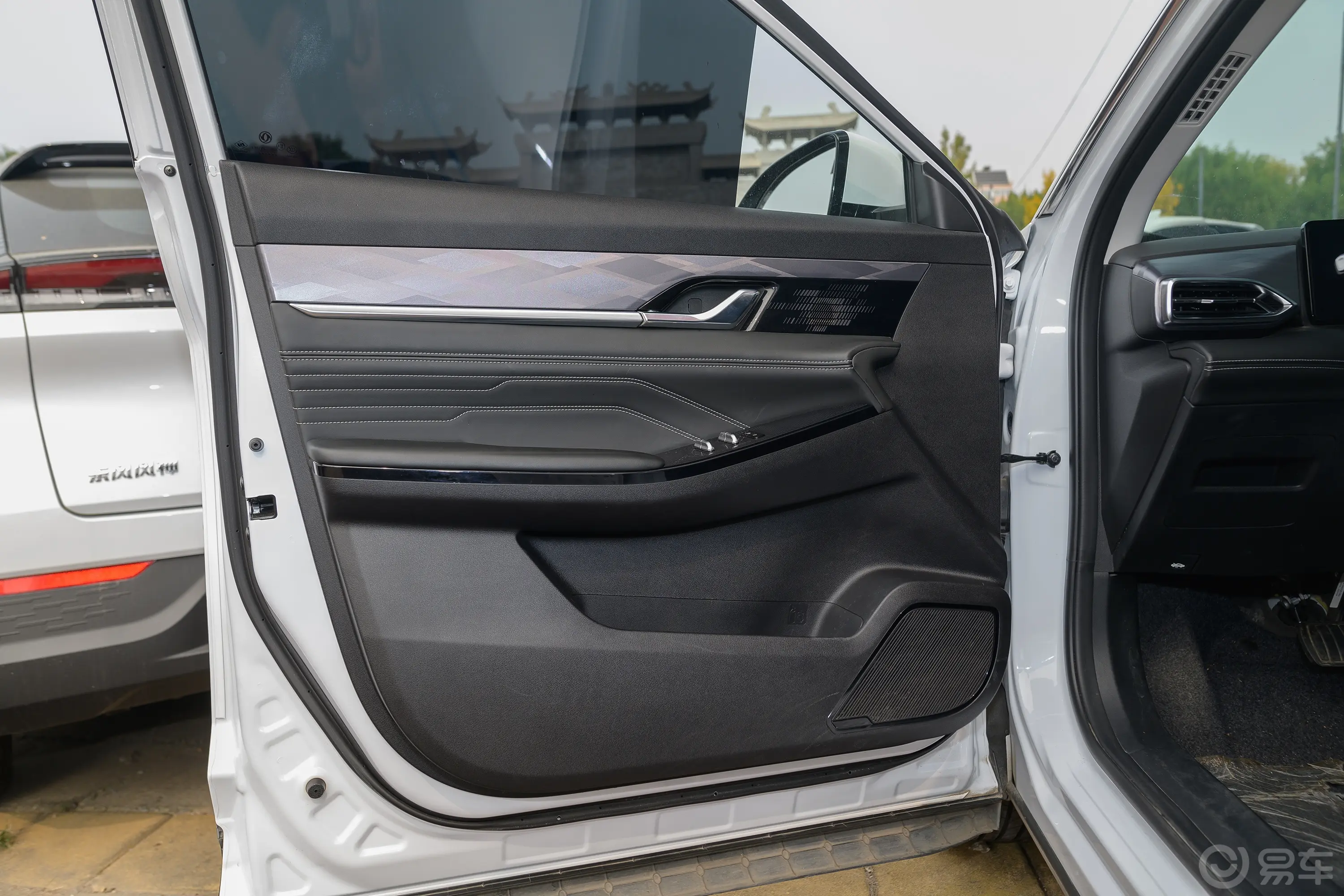 风神SKY EV01445km PRO行政版主驾驶位