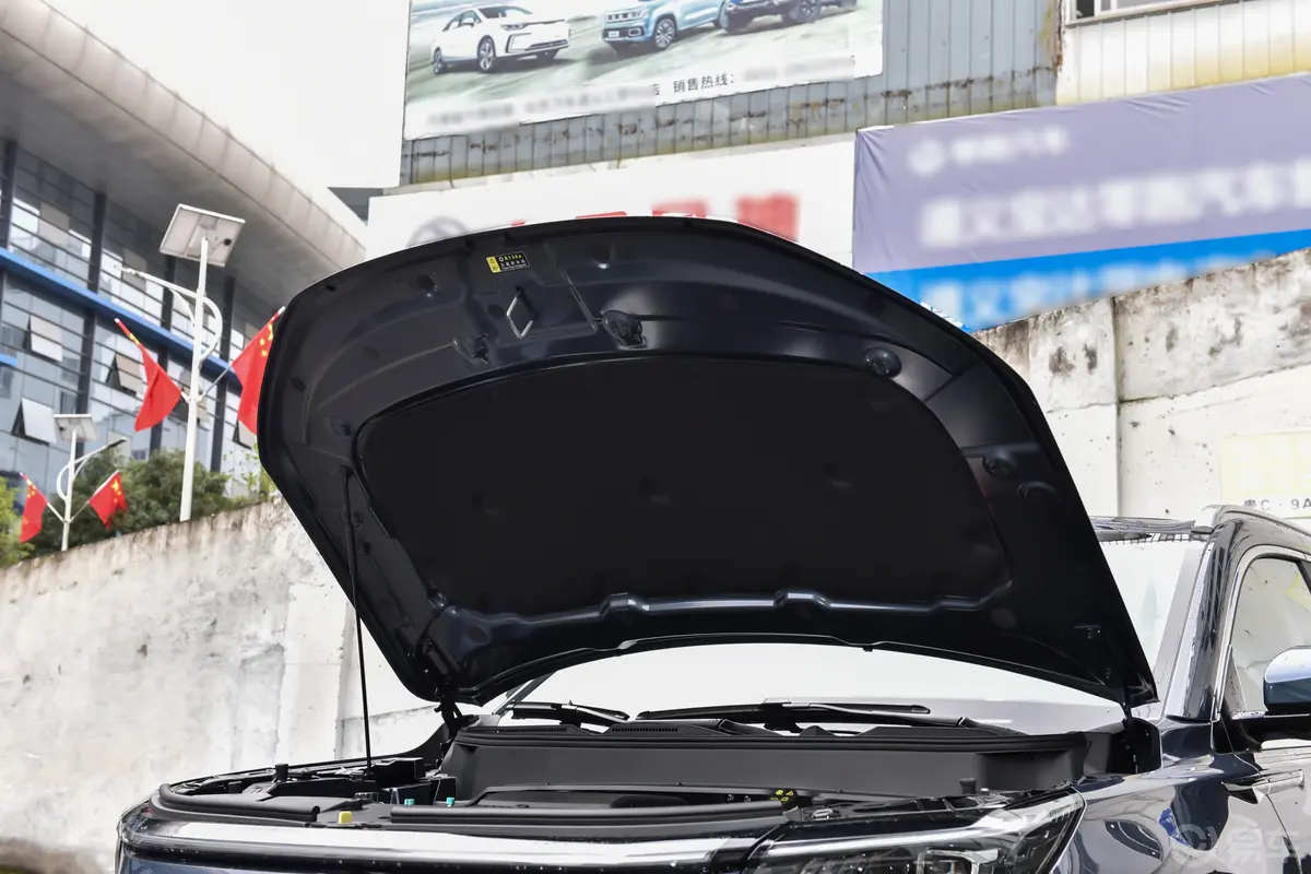 蓝电E5 PLUS1.5L 165km 长续航版 7座前舱盖内侧