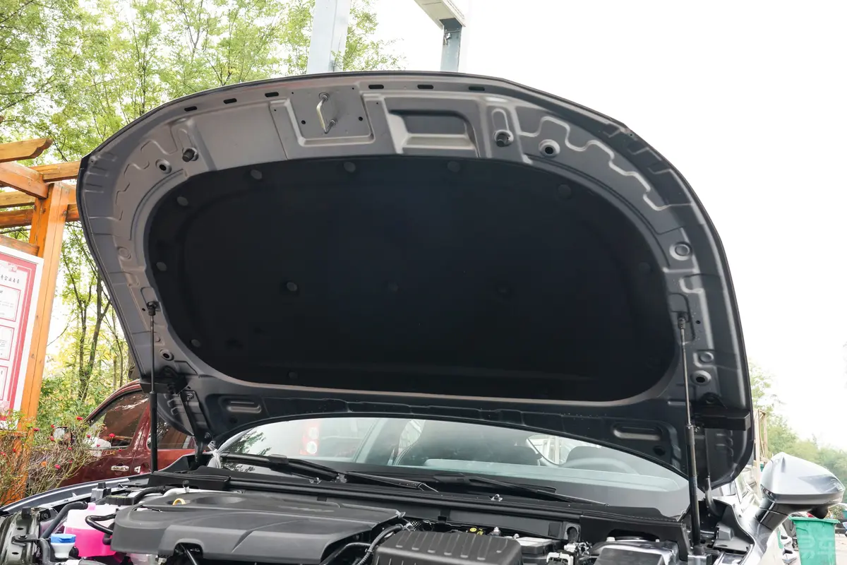 MG72.0T 405 自动奢享版前舱盖内侧