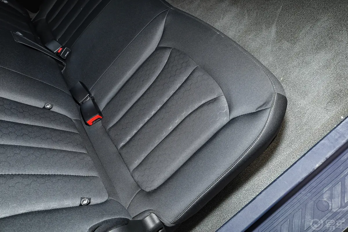 锐胜王牌M71.6L 手动标轴舒适版 5座后排空间