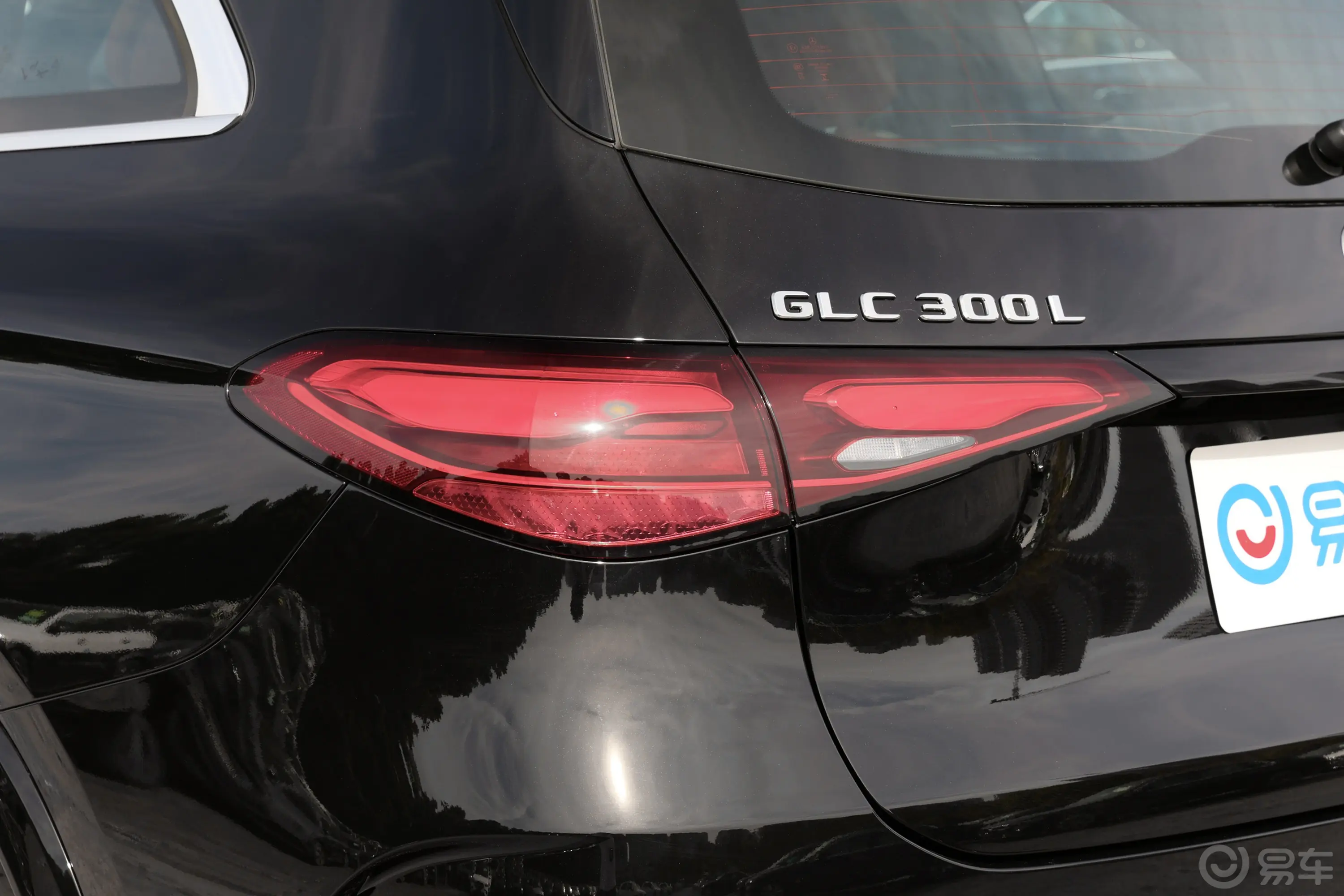 奔驰GLCGLC 300 L 4MATIC 动感型 5座尾灯侧45度俯拍