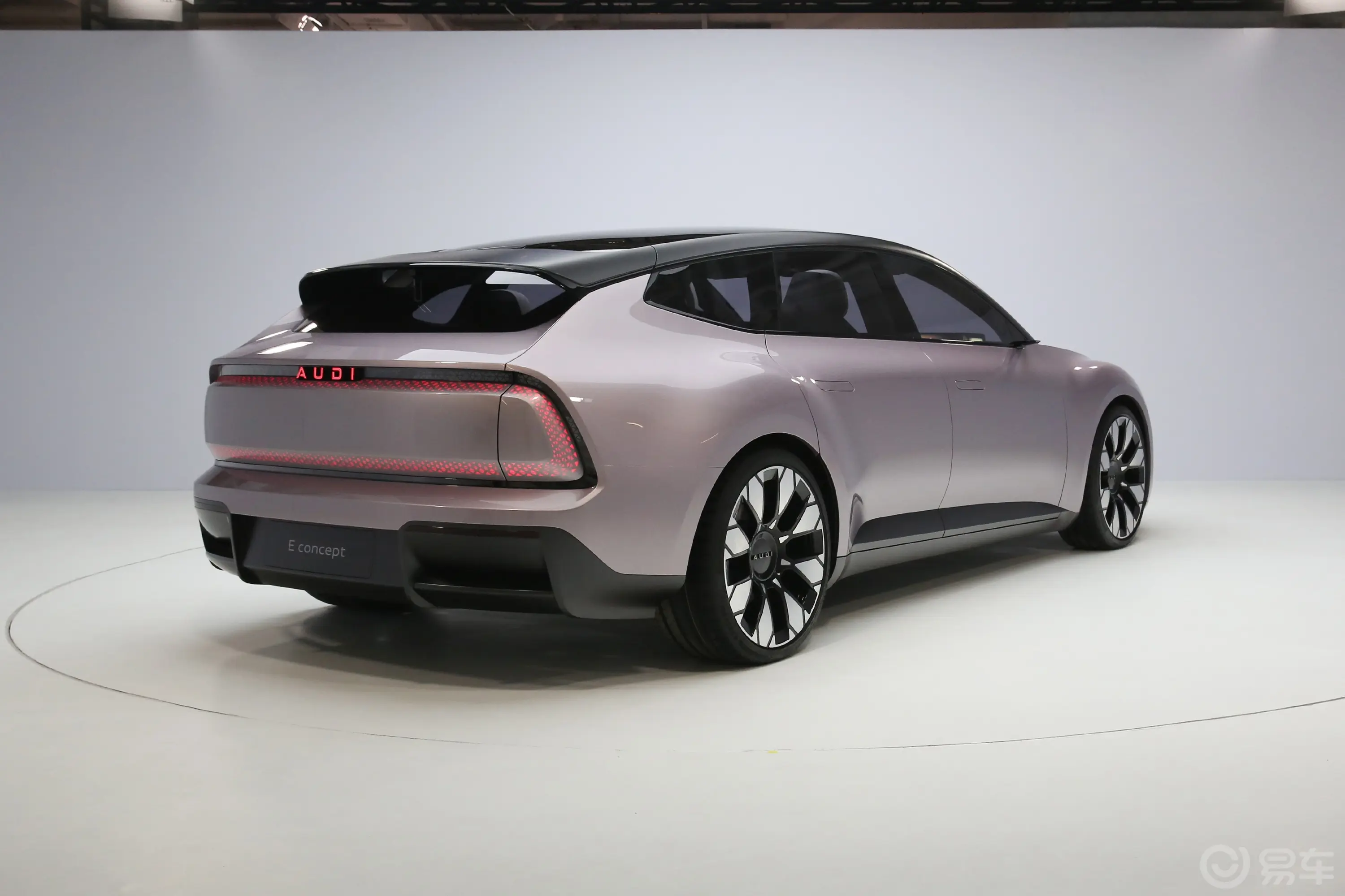 奥迪E5 Sportback标准版侧后45度车头向右水平