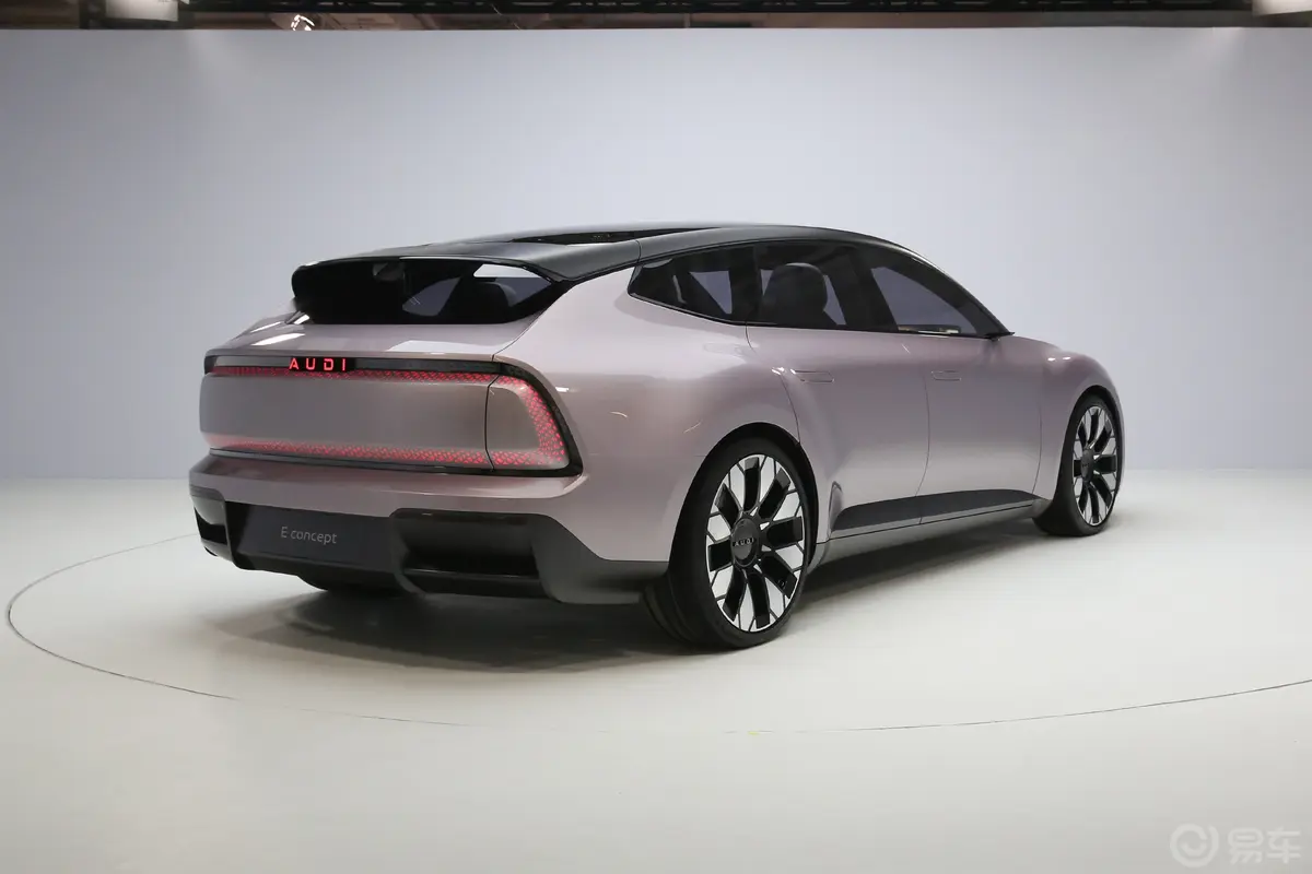 奥迪E5 Sportback标准版侧后45度车头向右水平