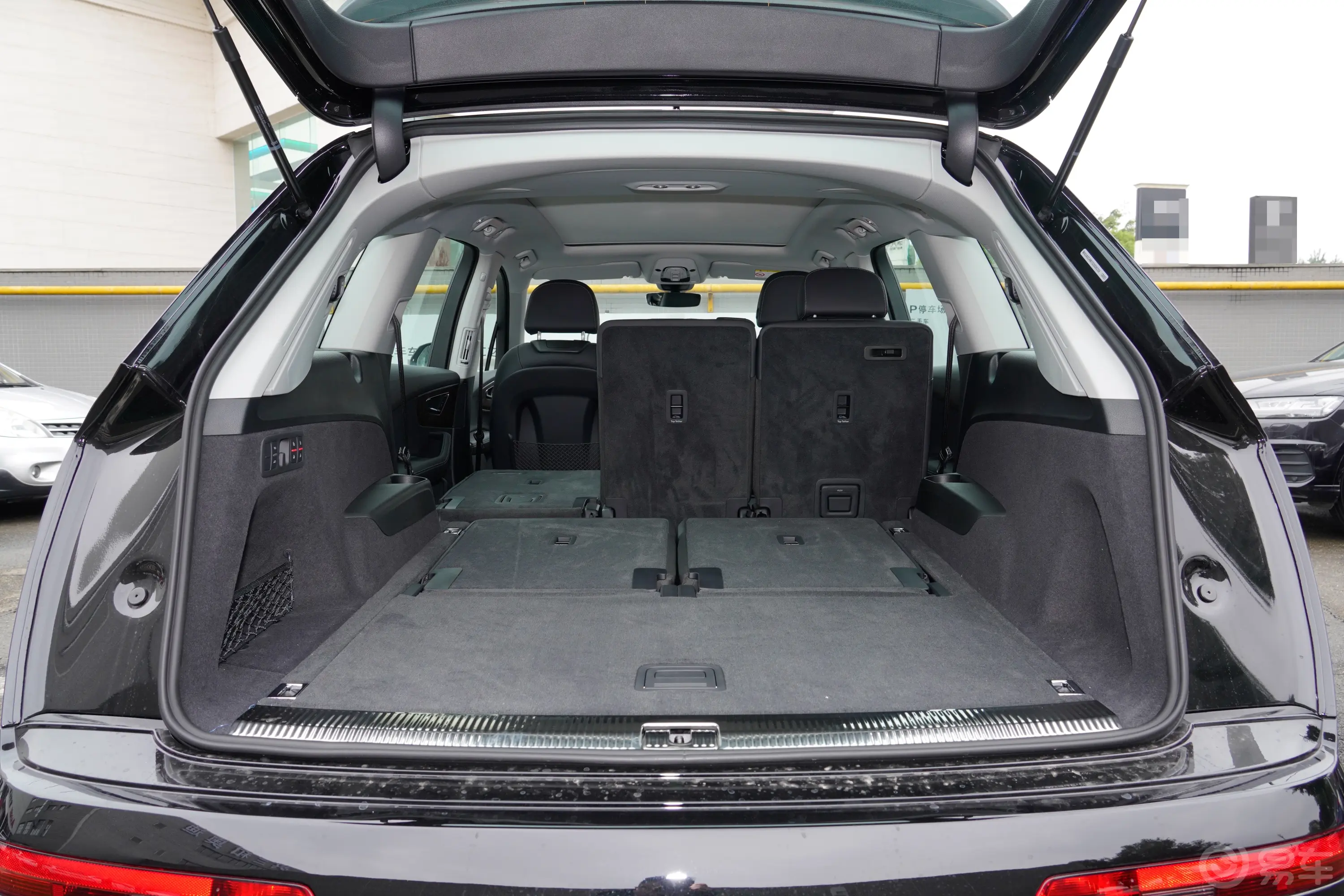 奥迪Q755 TFSI quattro S line运动型 7座后备厢