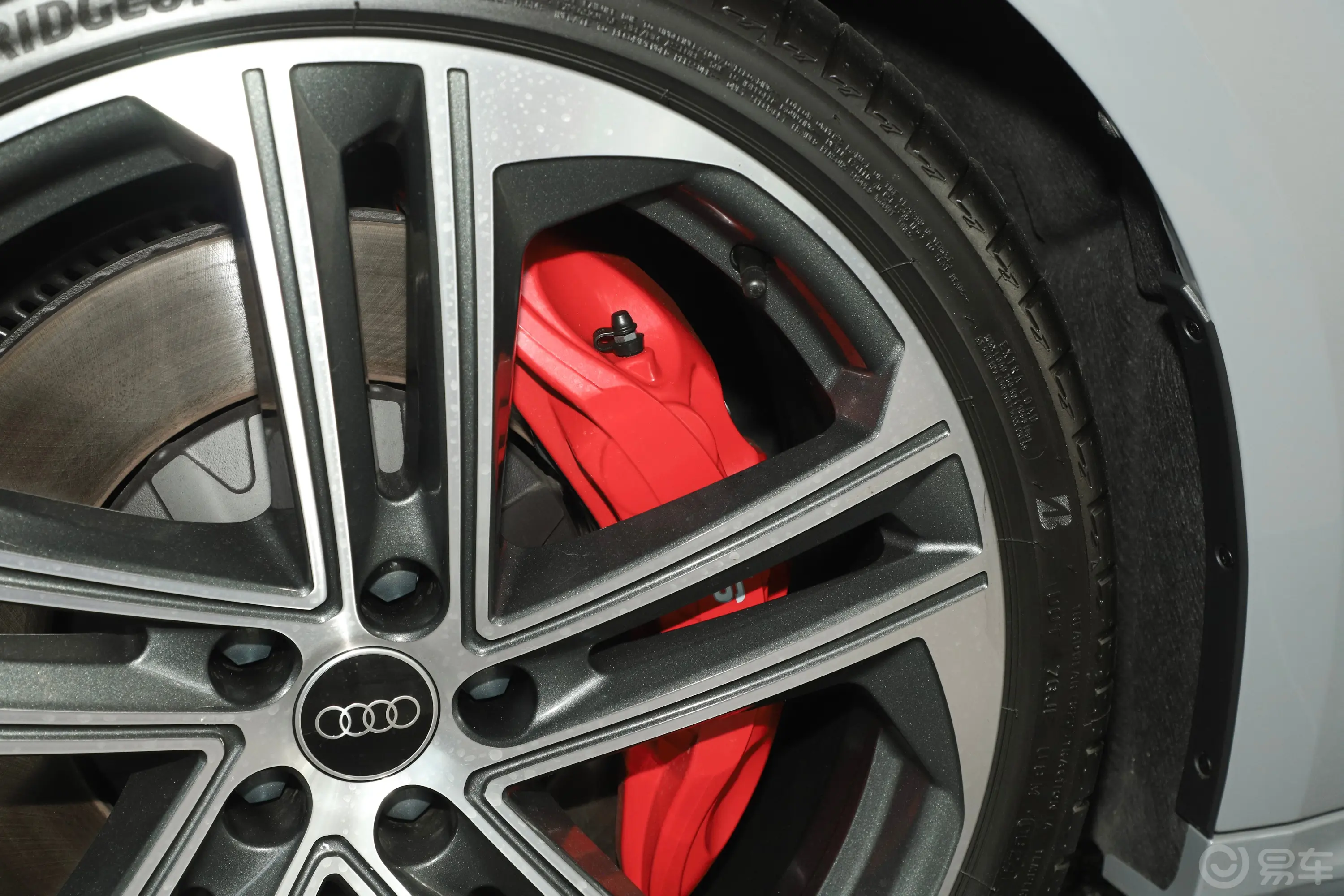 奥迪S72.9T Sportback前刹车卡钳