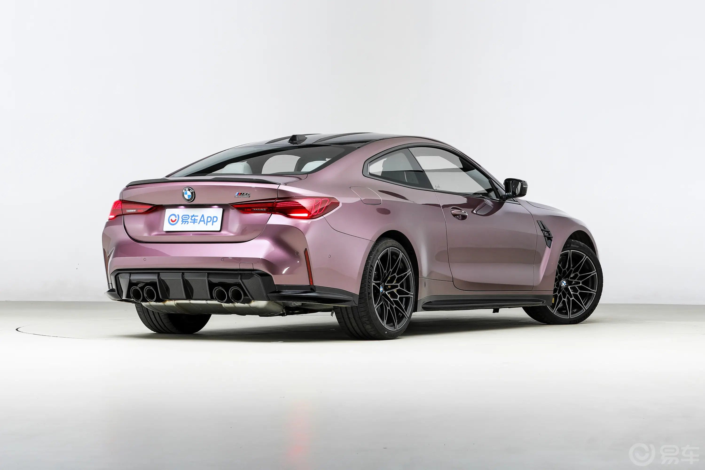 宝马M4M4 双门轿跑车 M xDrive 雷霆版侧后45度车头向右水平