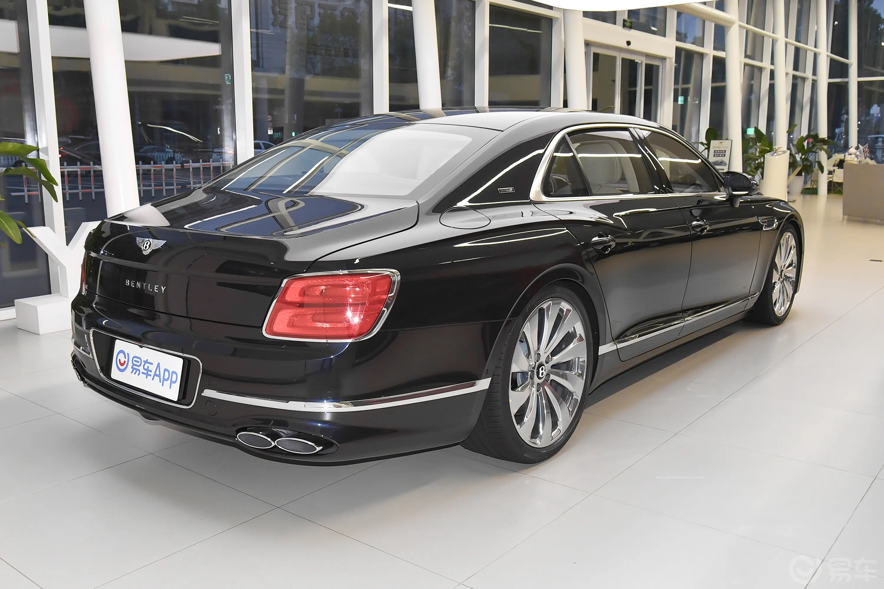 【飞驰4.0T V8 Edition 8侧后45度车头向右水平图片-汽车图片大全】-易车