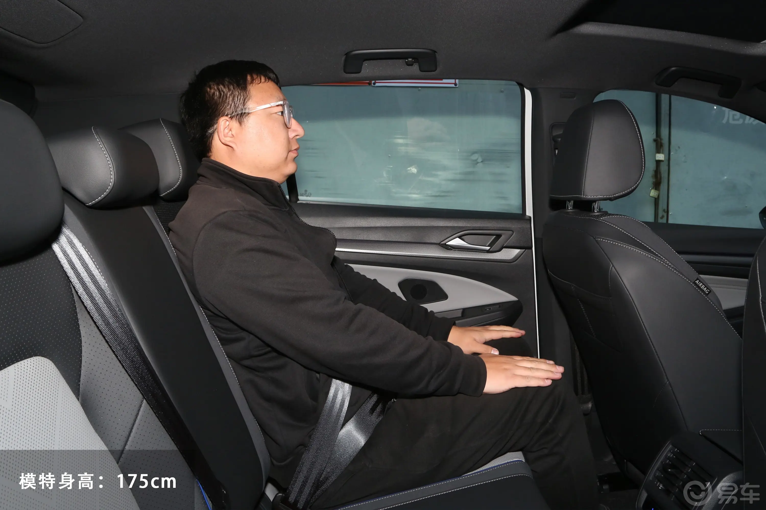 高尔夫300TSI R-Line后排空间体验