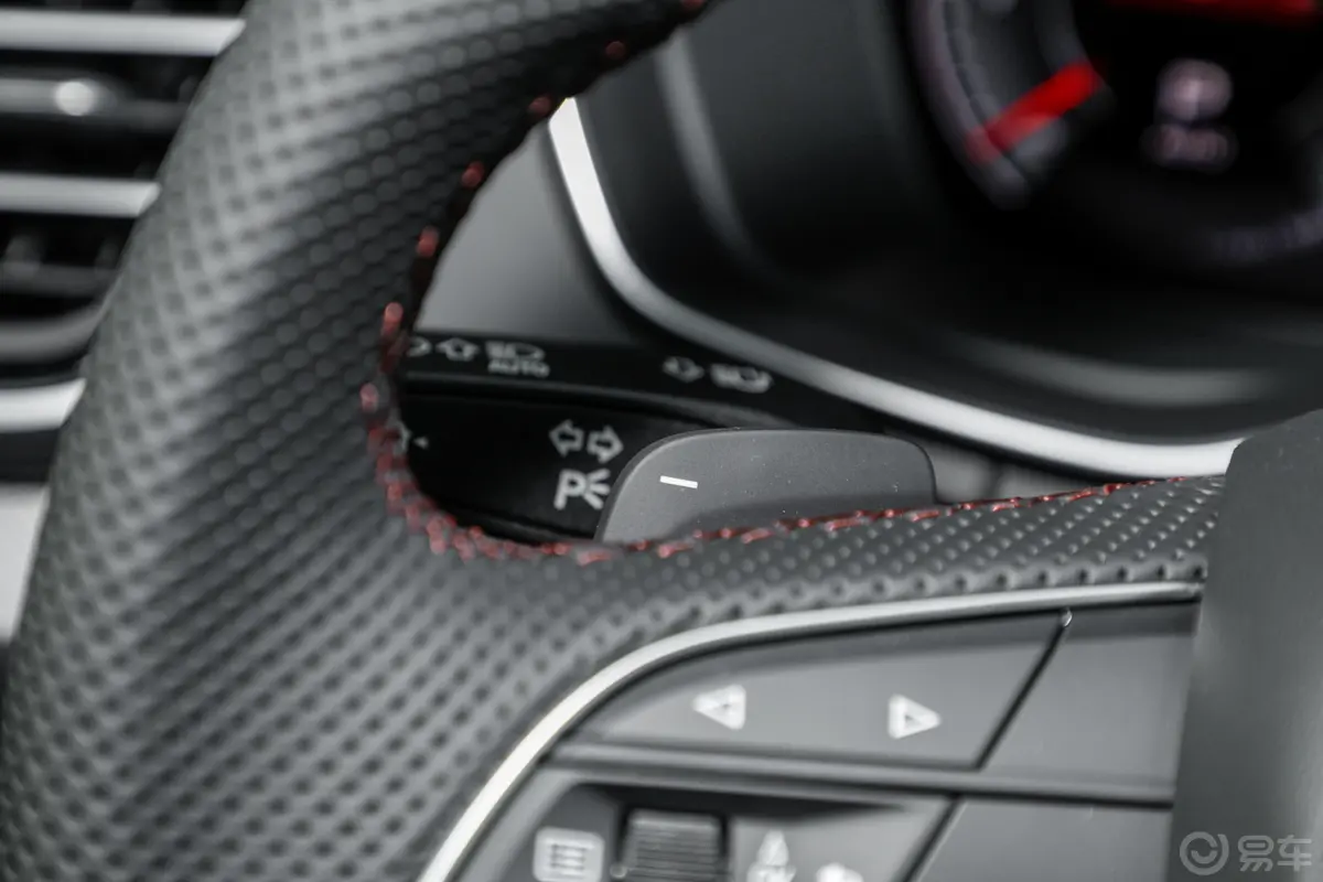 奥迪Q5L45 TFSI 豪华动感型主驾驶位