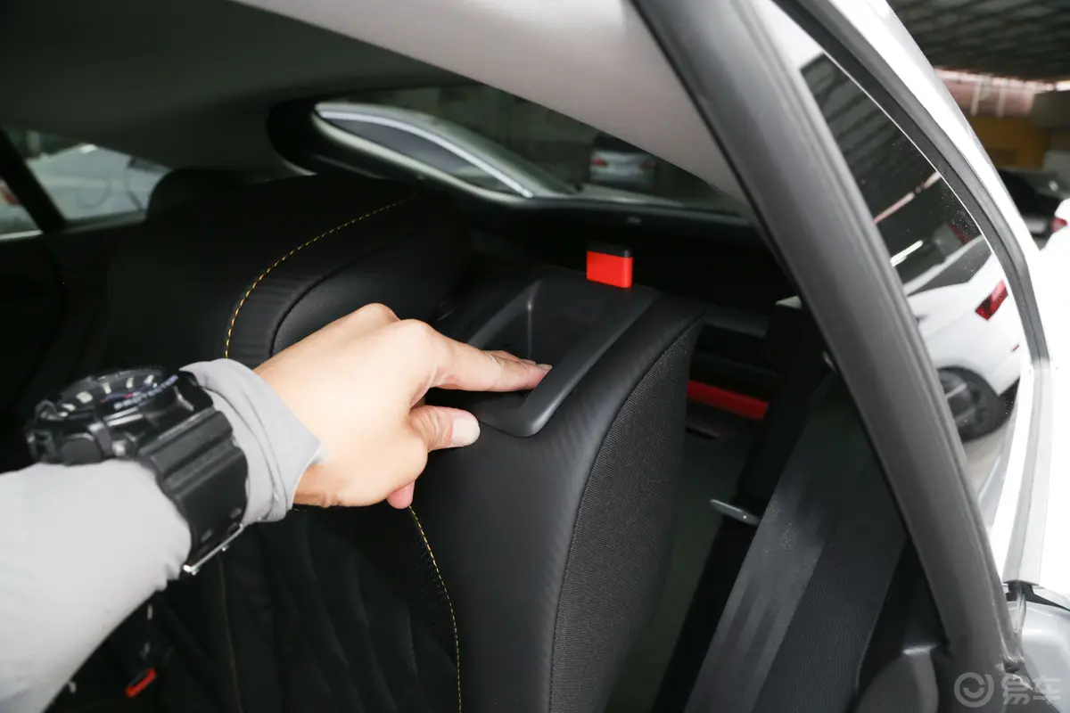 一汽-大众CC众享款 380TSI 耀目版后排功能