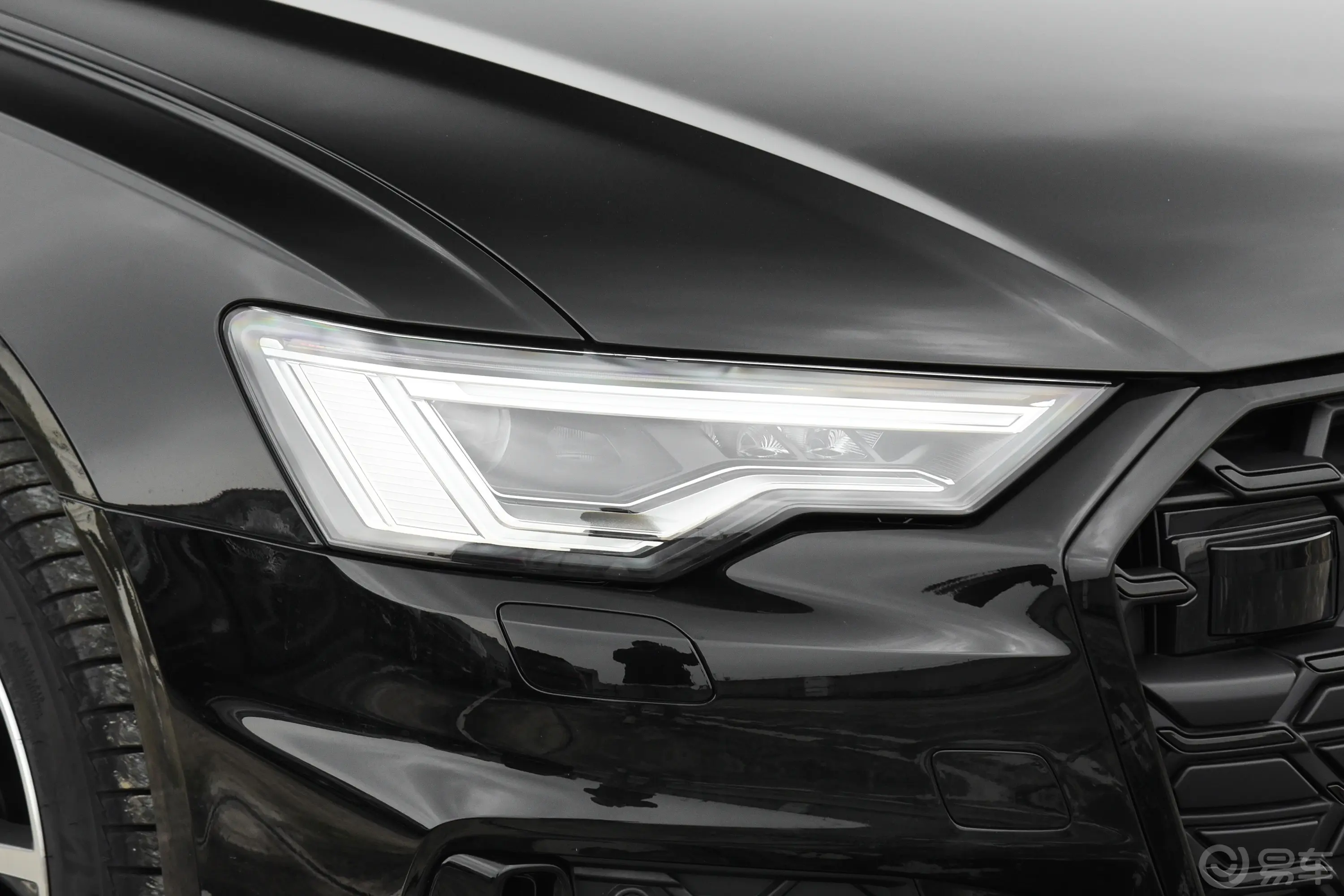奥迪A6Avant 先锋派 45 TFSI quattro 臻选动感型大灯侧45度俯拍