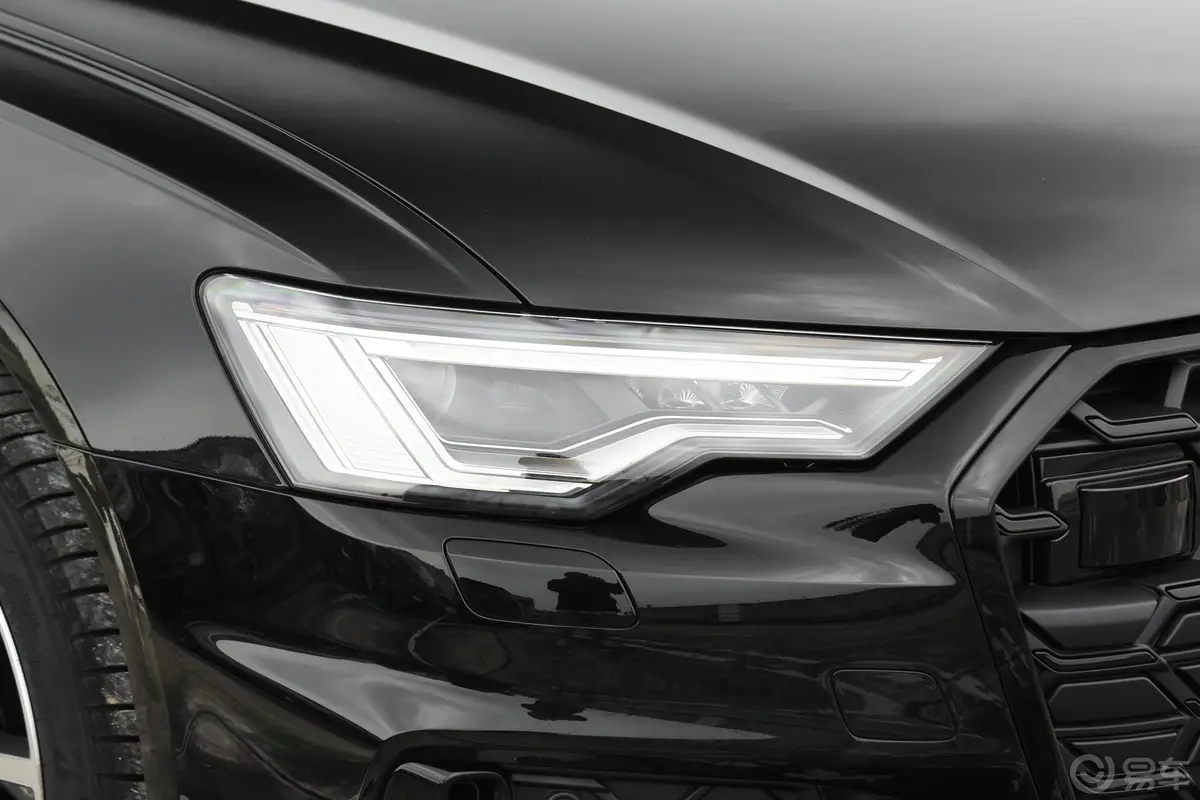 奥迪A6Avant 先锋派 45 TFSI quattro 臻选动感型大灯侧45度俯拍