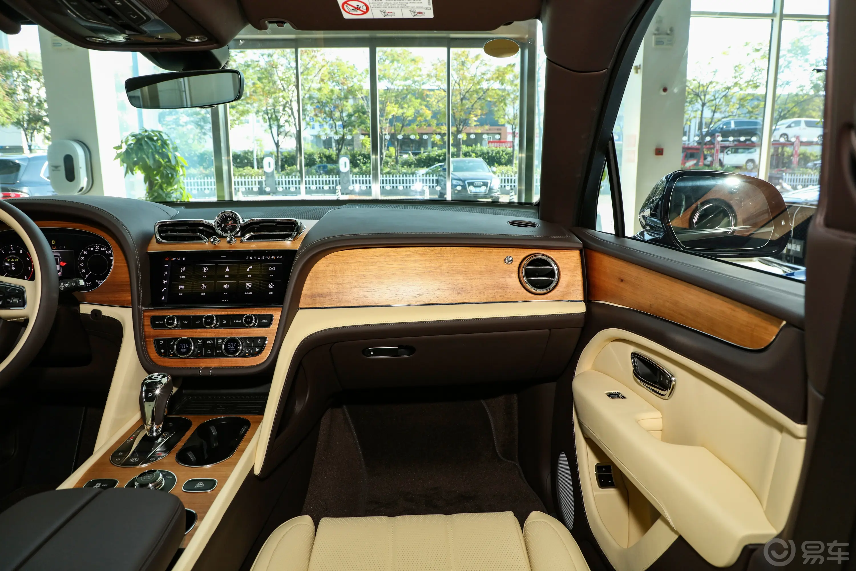 添越4.0T V8 长轴距版副驾驶位区域