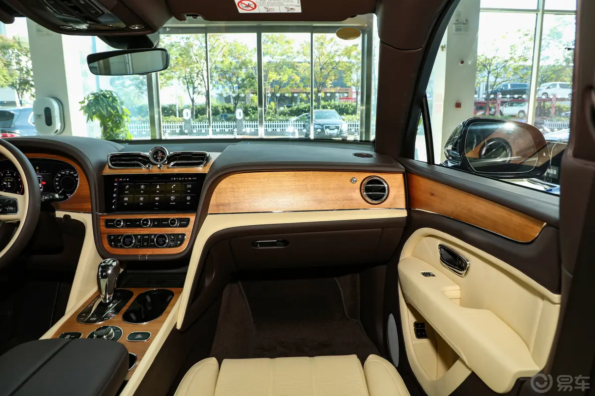 添越4.0T V8 长轴距版副驾驶位区域