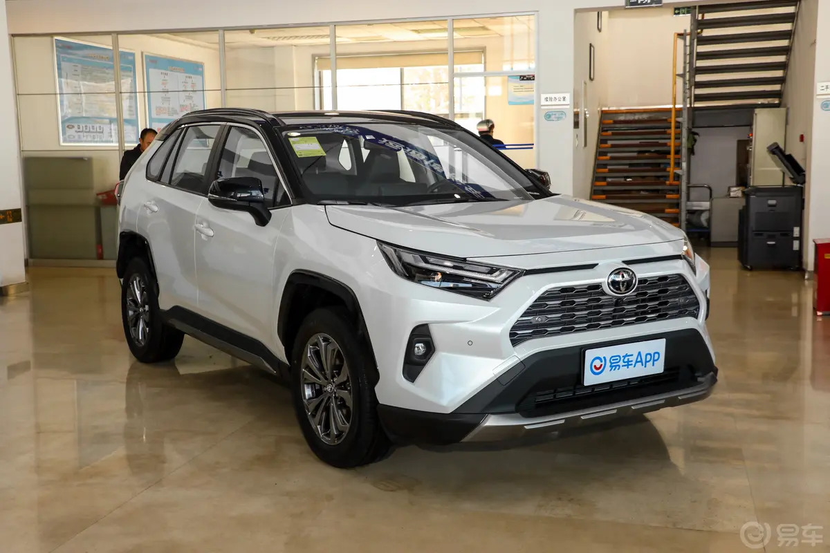 RAV4荣放2.0L 两驱风尚PLUS版侧前45度车头向右水平