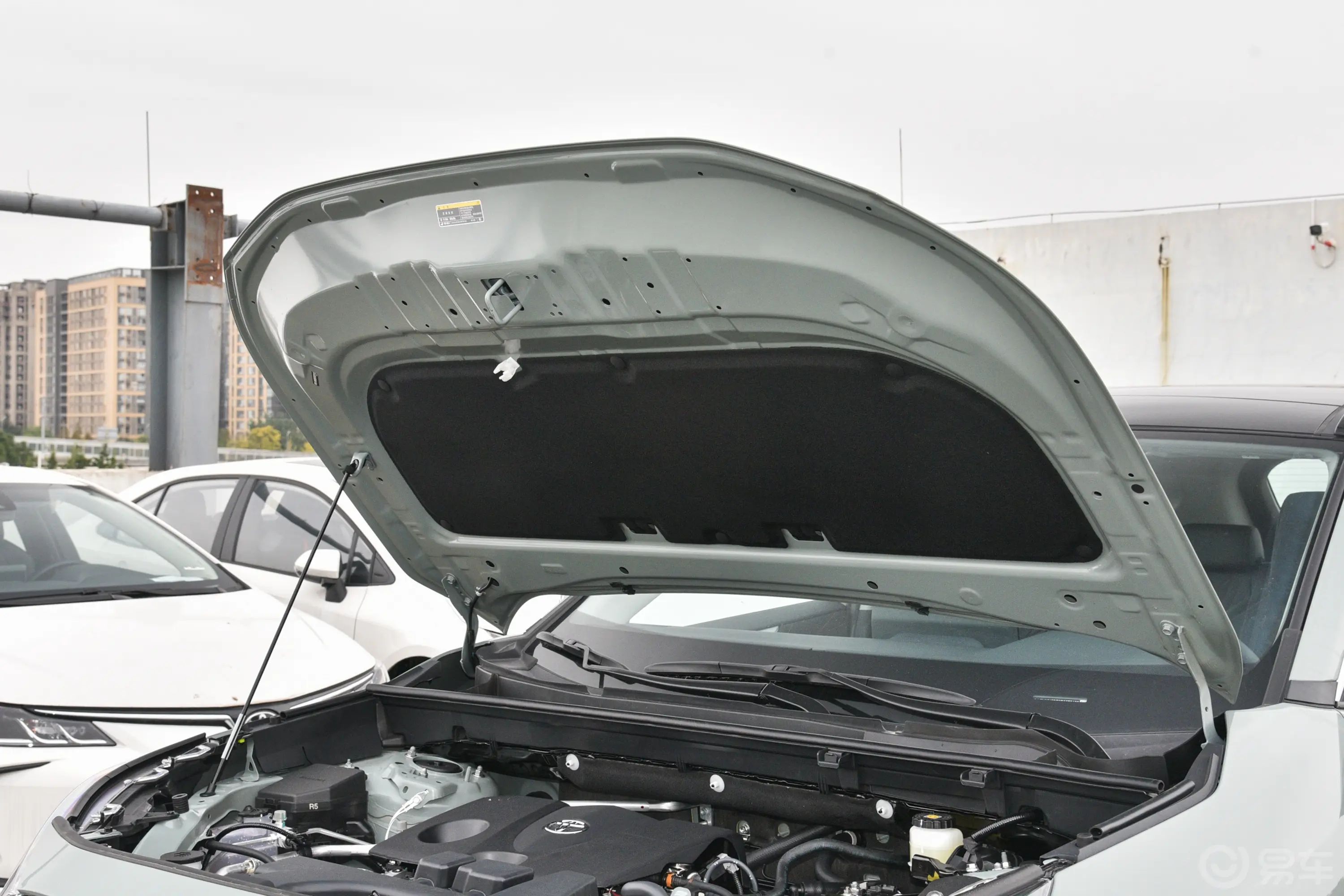 RAV4荣放2.0L 两驱风尚PLUS版前舱盖内侧