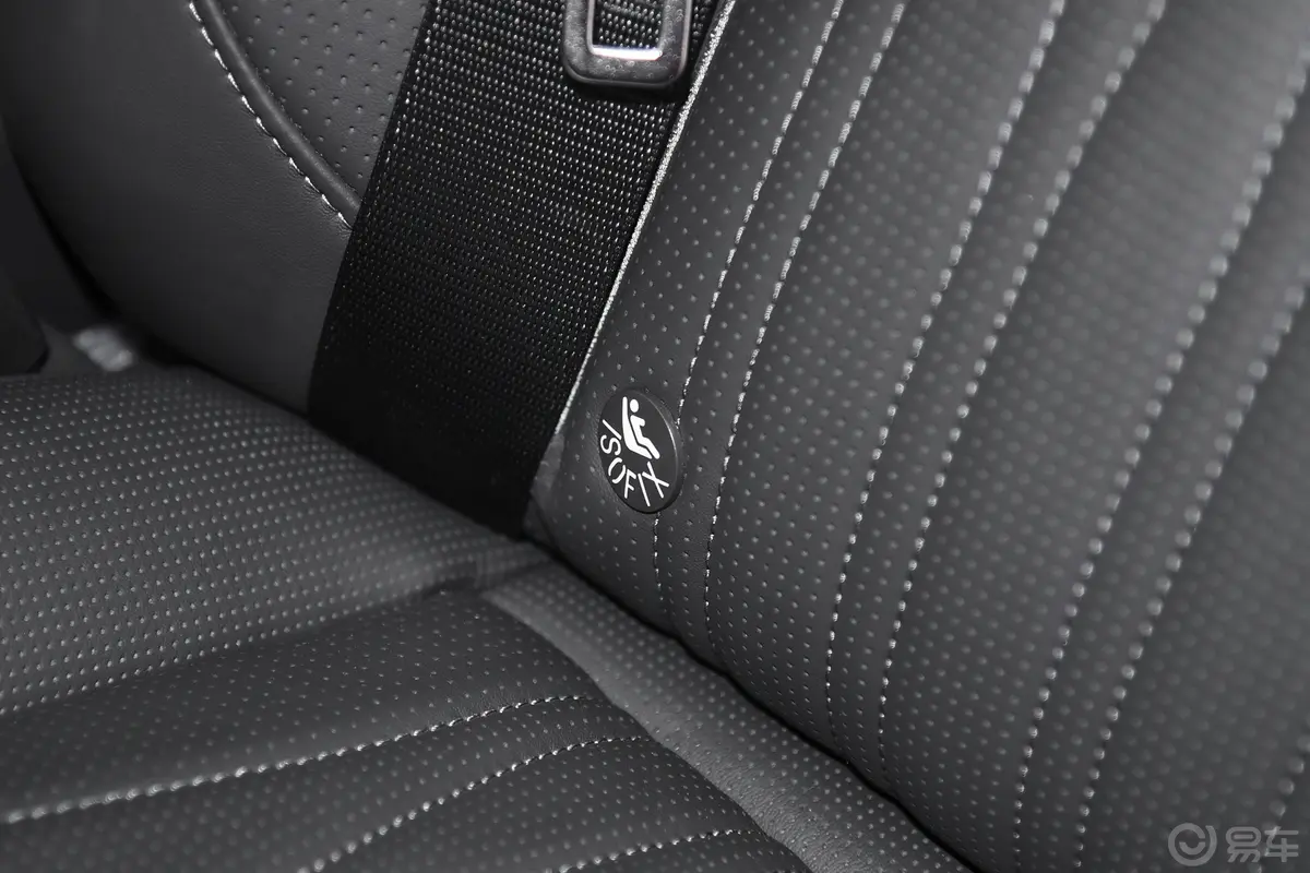 红旗国雅3.0T V6版 5座儿童座椅接口