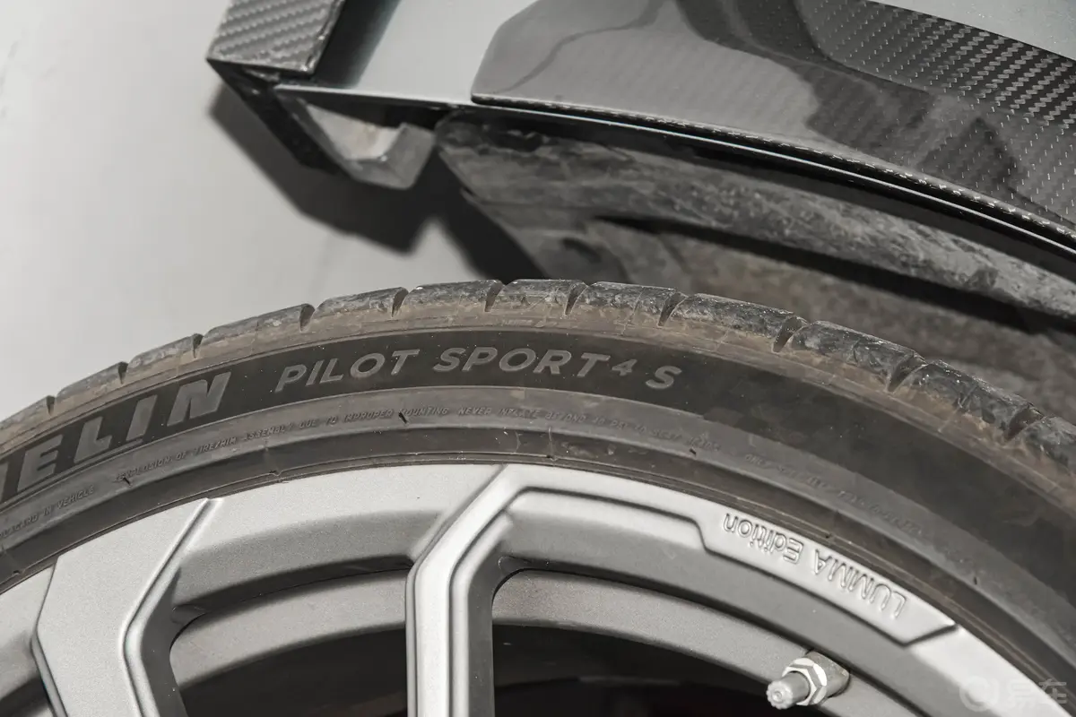 LUMMA GS650 齐伯林4.0T 齐伯林前轮胎系列