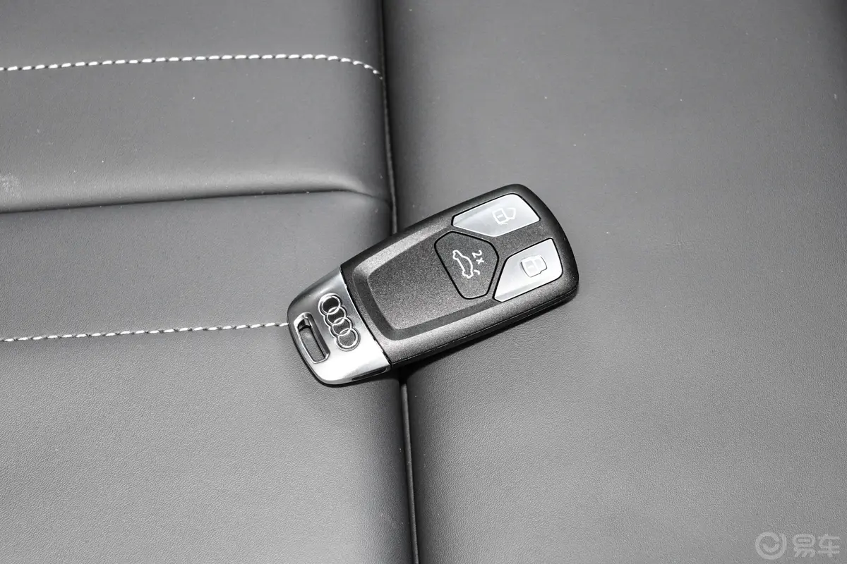 奥迪Q5L45 TFSI 臻选动感型钥匙正面