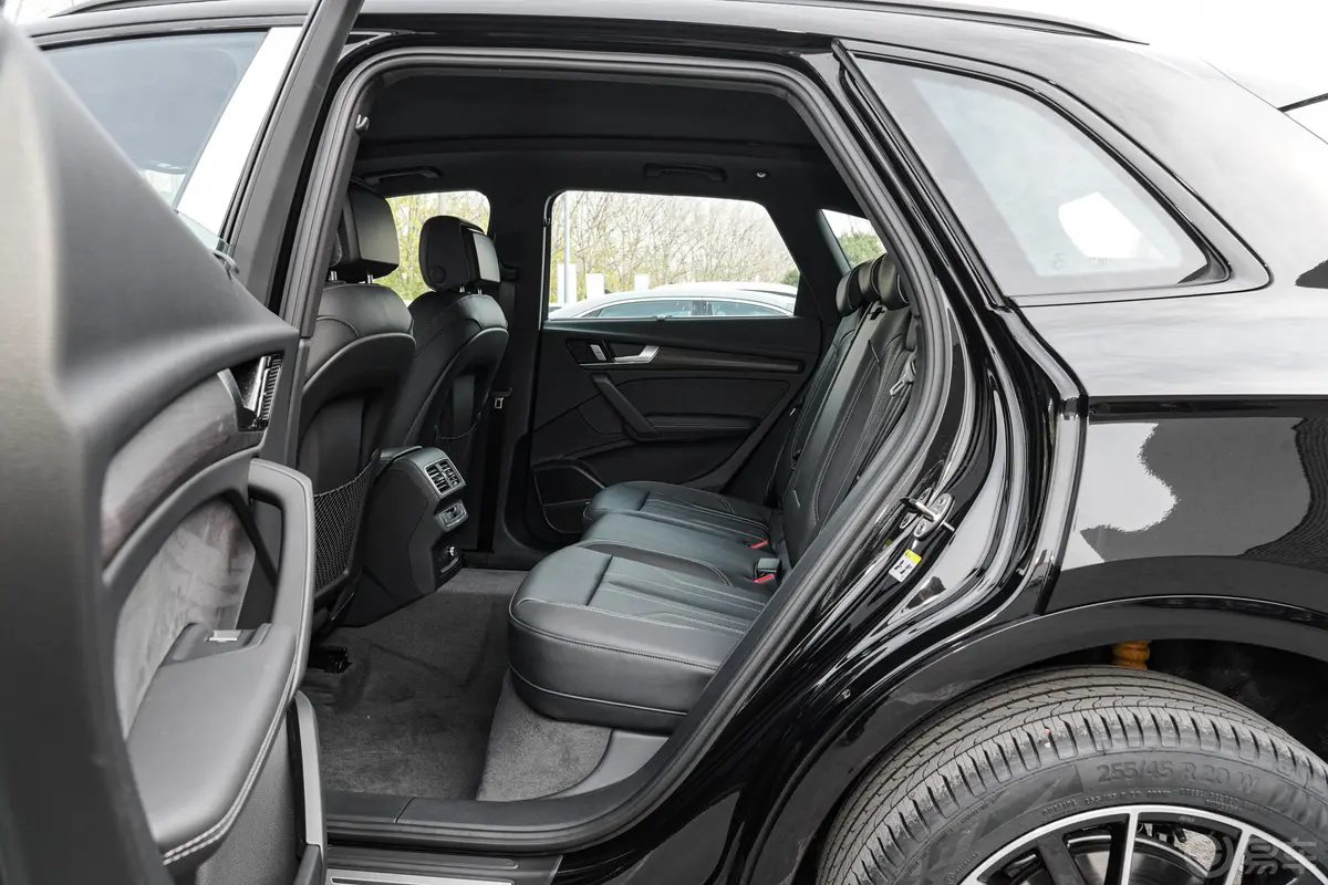 奥迪Q5L45 TFSI 臻选动感型后排空间