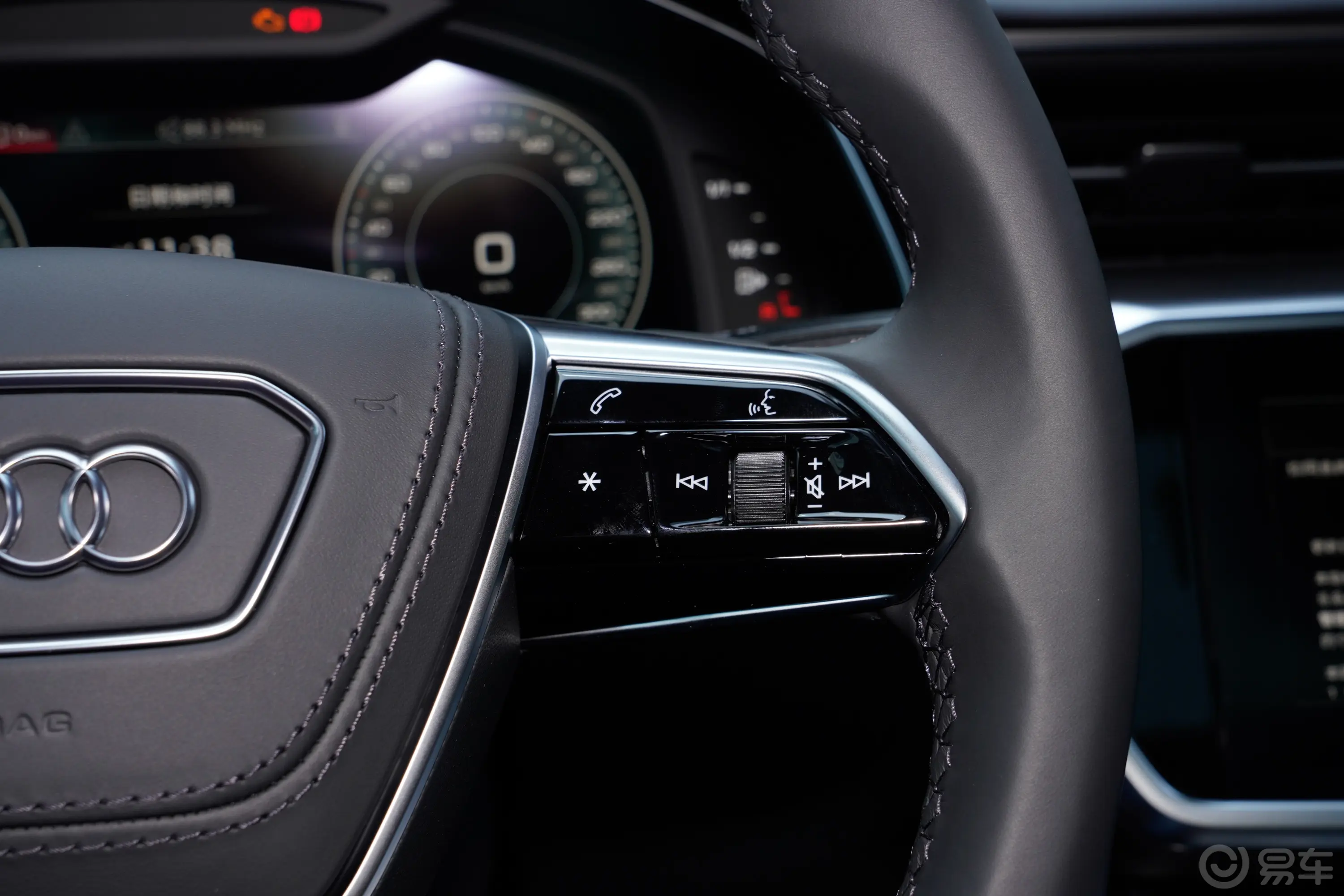 奥迪A6L45 TFSI quattro 臻选动感型右侧方向盘功能按键