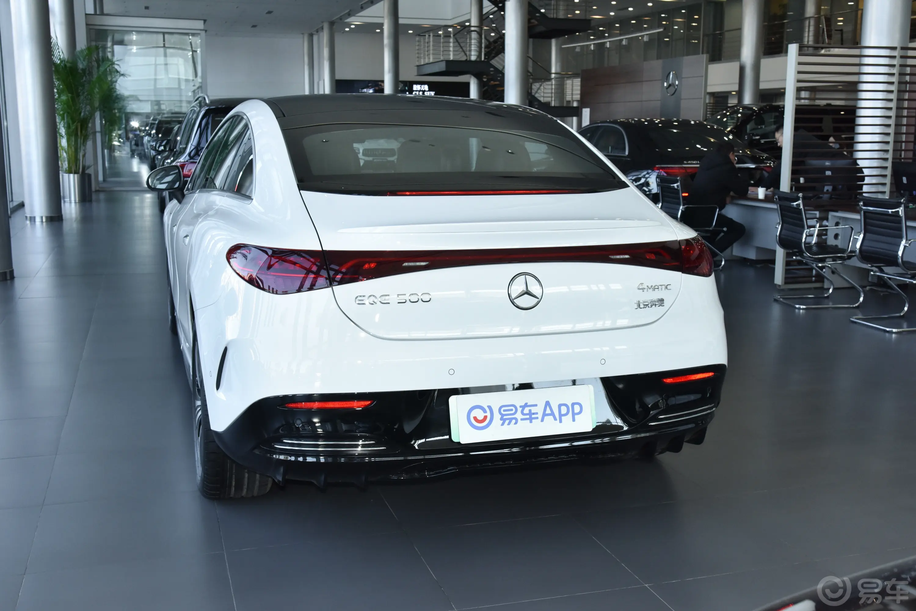 奔驰EQEEQE 500 4MATIC 先锋版正后水平