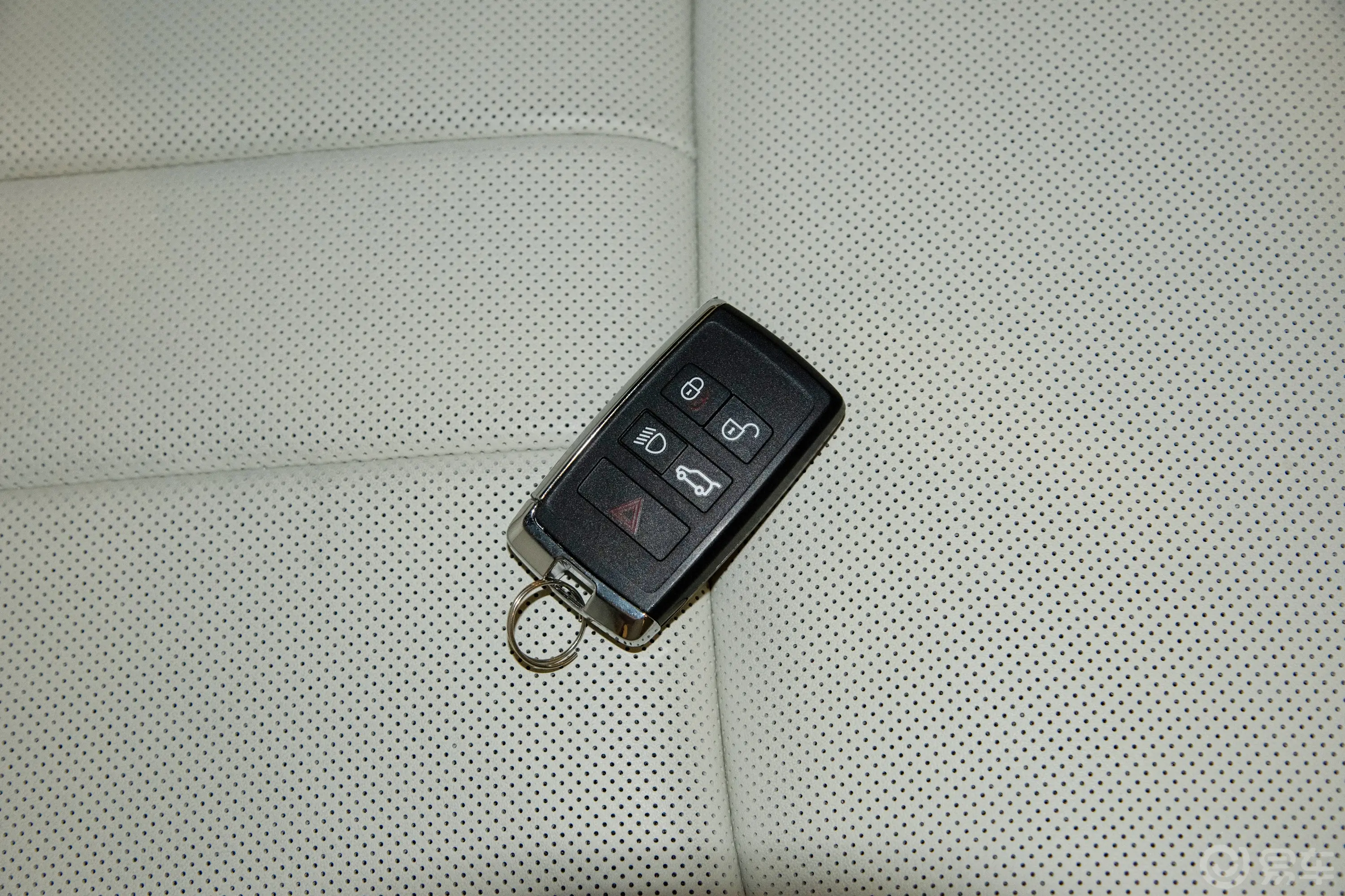 揽胜3.0 L6 400PS 盛世加长版 5座钥匙正面