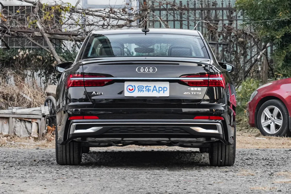奥迪A6L45 TFSI 臻选动感型正后水平