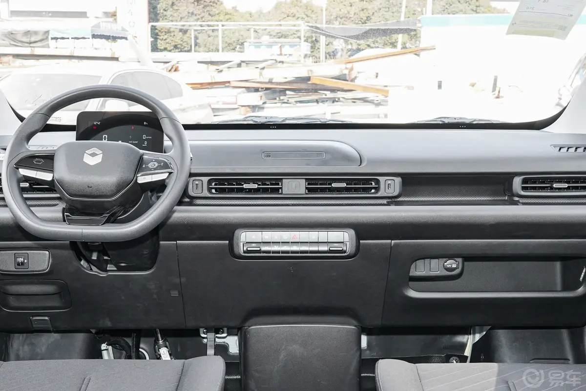 长安凯程V919310km 长轴高顶版 6座中控台整体