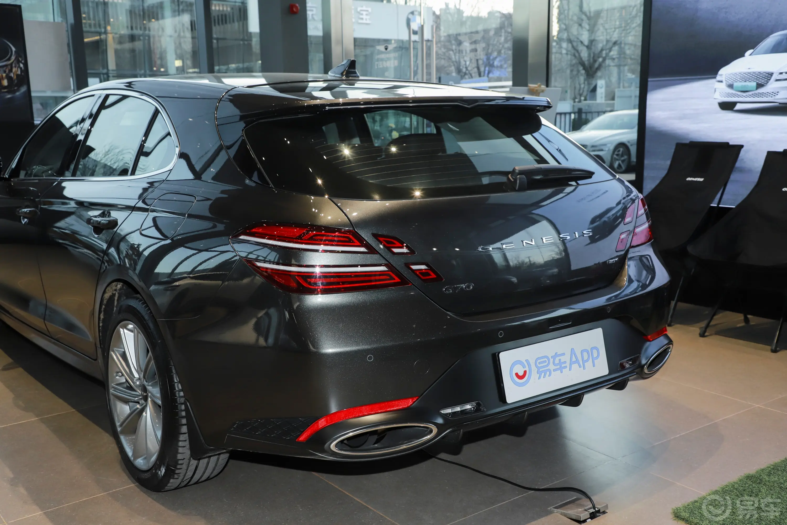 捷尼赛思G70猎型版 2.0T 两驱豪华版车尾特写