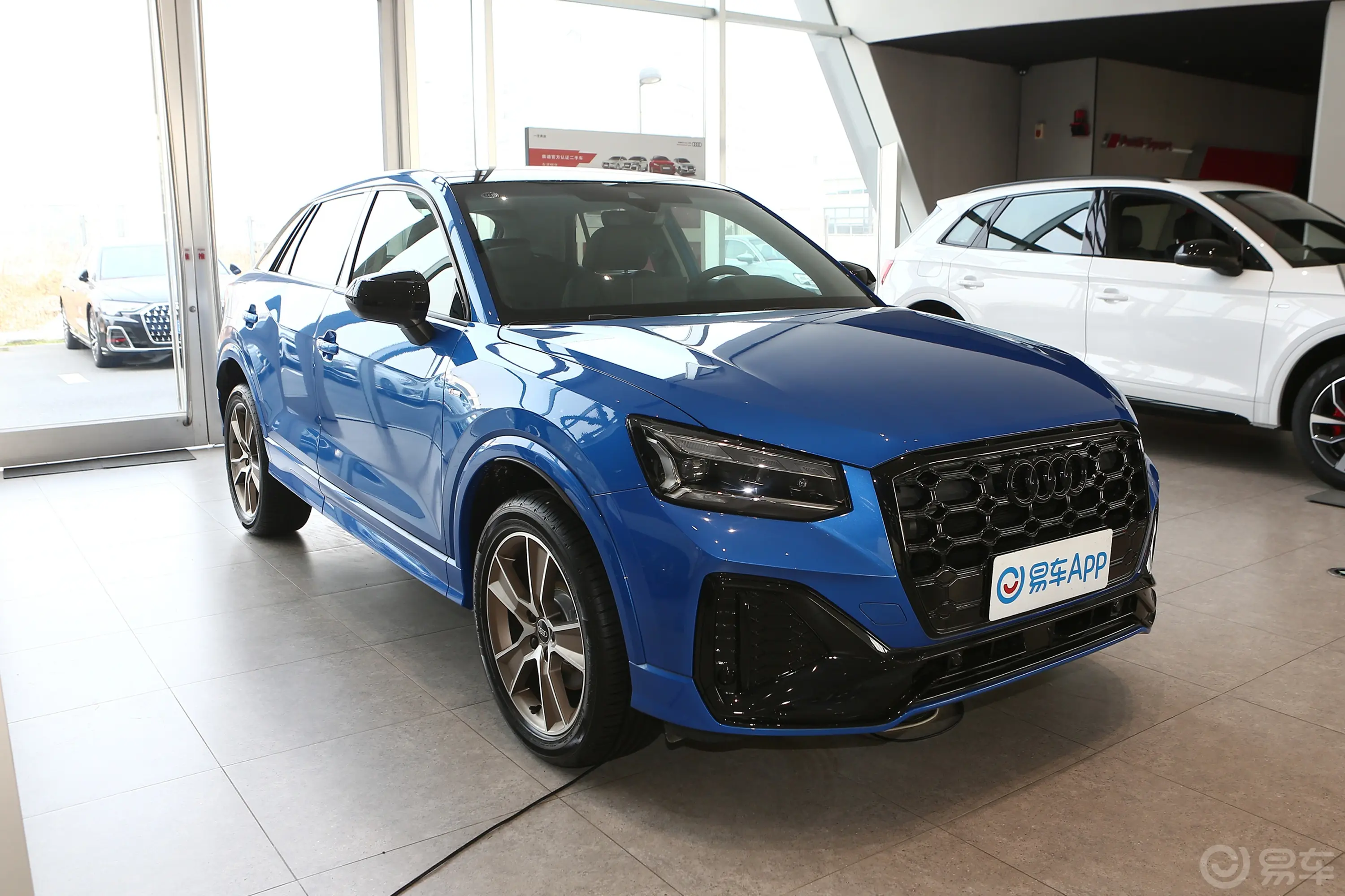 奥迪Q2L35 TFSI 时尚动感型侧前45度车头向右水平