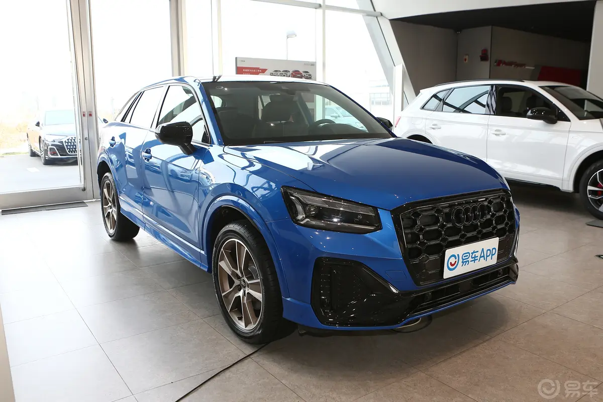 奥迪Q2L35 TFSI 时尚动感型侧前45度车头向右水平