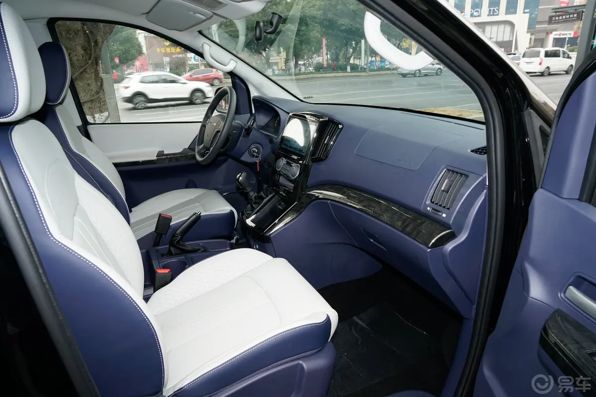菱智PLUS2.0L 手动豪华型 7座 CNG内饰全景副驾方向