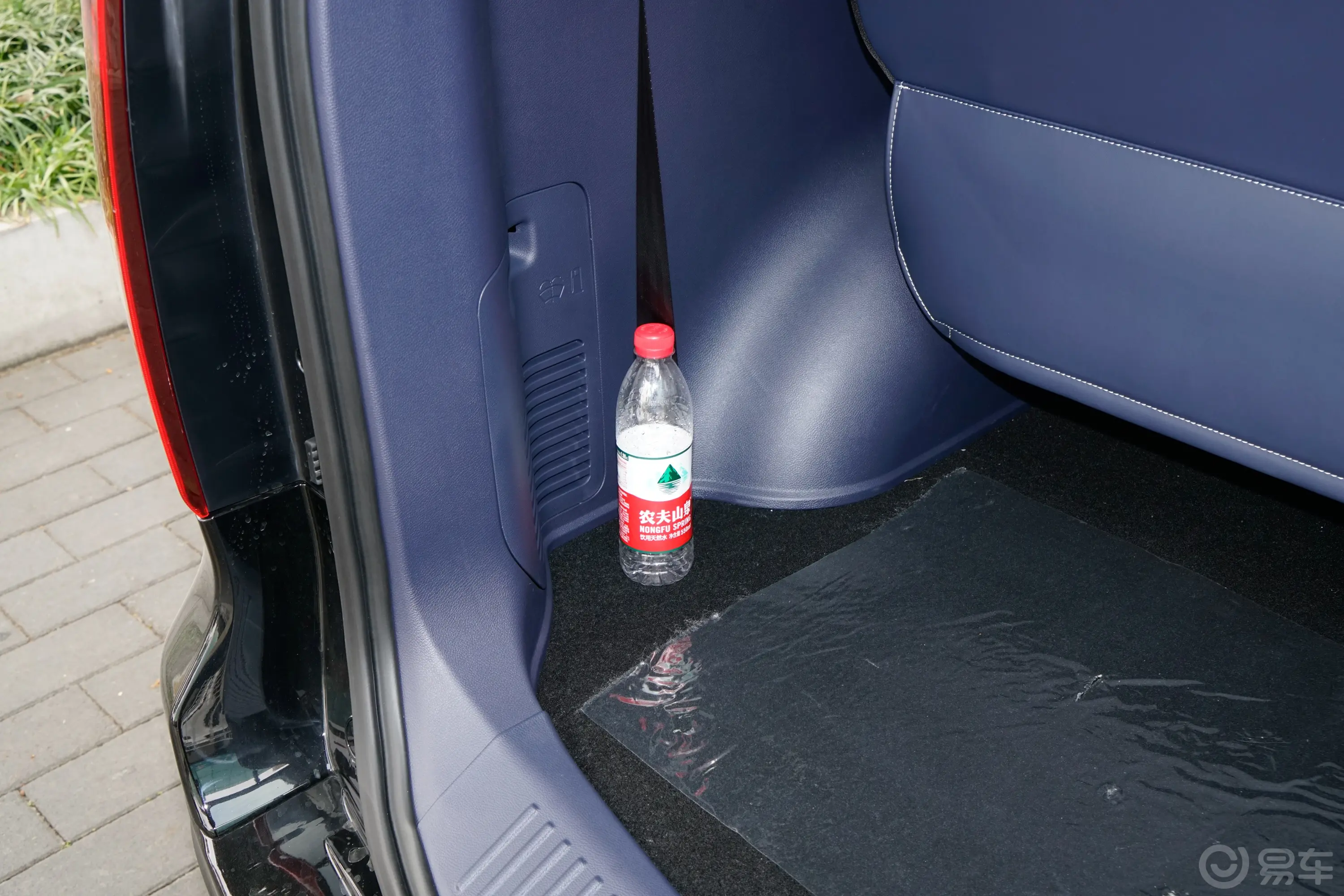 菱智PLUS2.0L 手动豪华型 7座 CNG后备厢