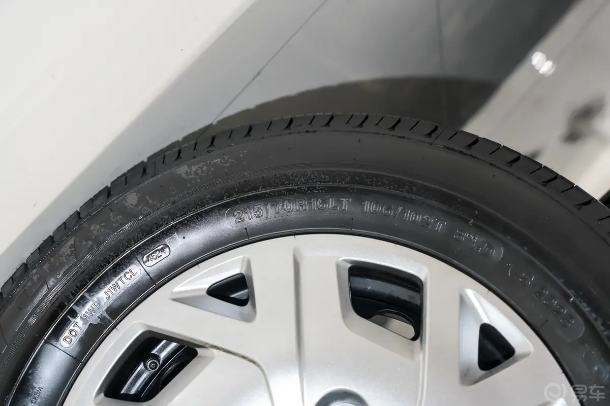 新途V80PRO 傲运通 2.0T 手动长轴超低顶147Ps 6/7/8/9座后轮胎尺寸