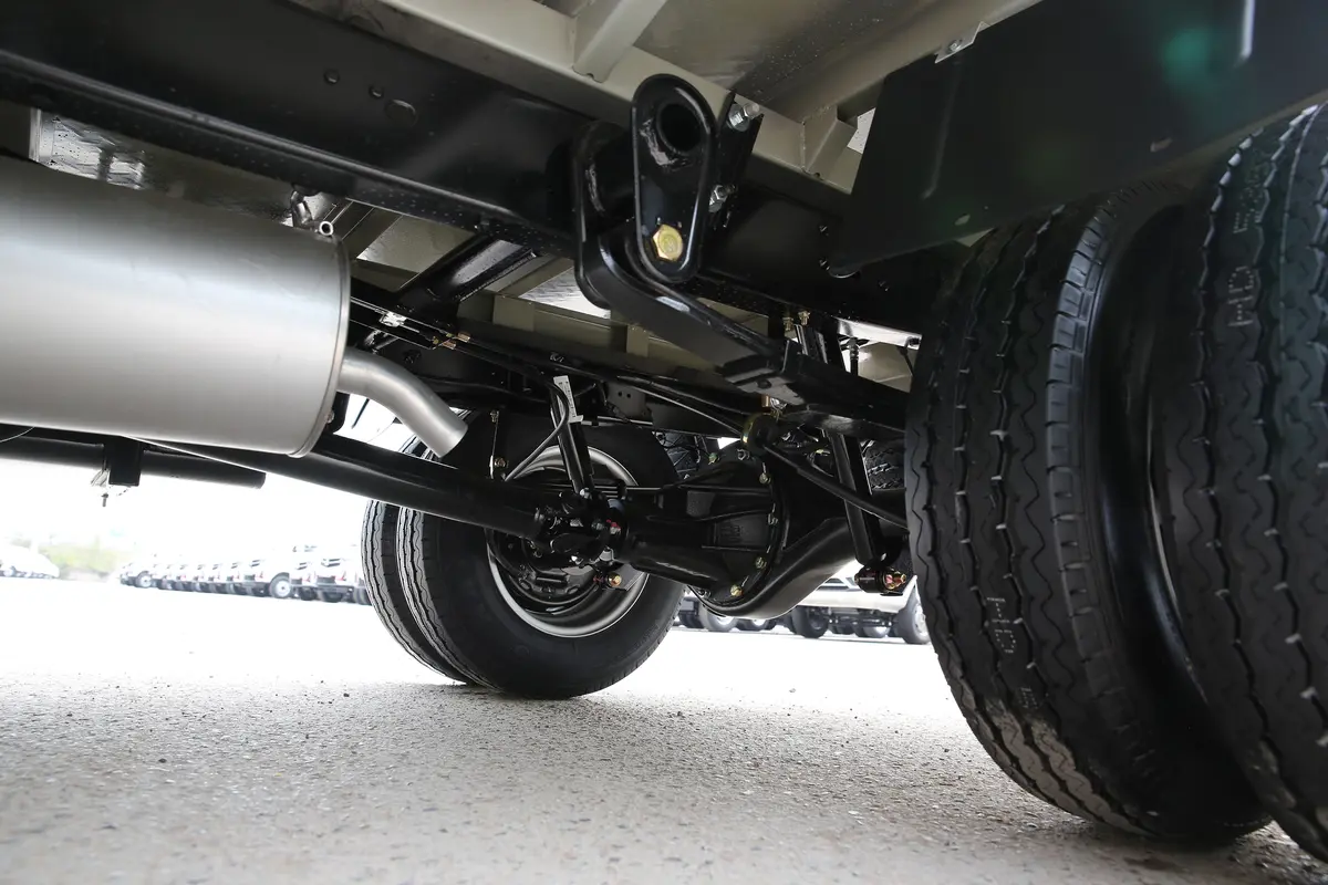 跨越者D31.6L 3.3米栏板车单排双后轮豪华型 汽油外观