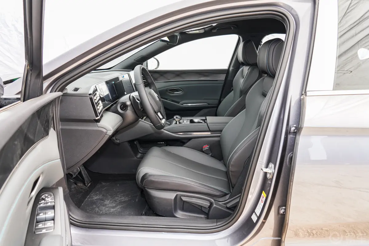 秦LDM-i 智驾版 1.5L 80Km 领先型主驾驶位
