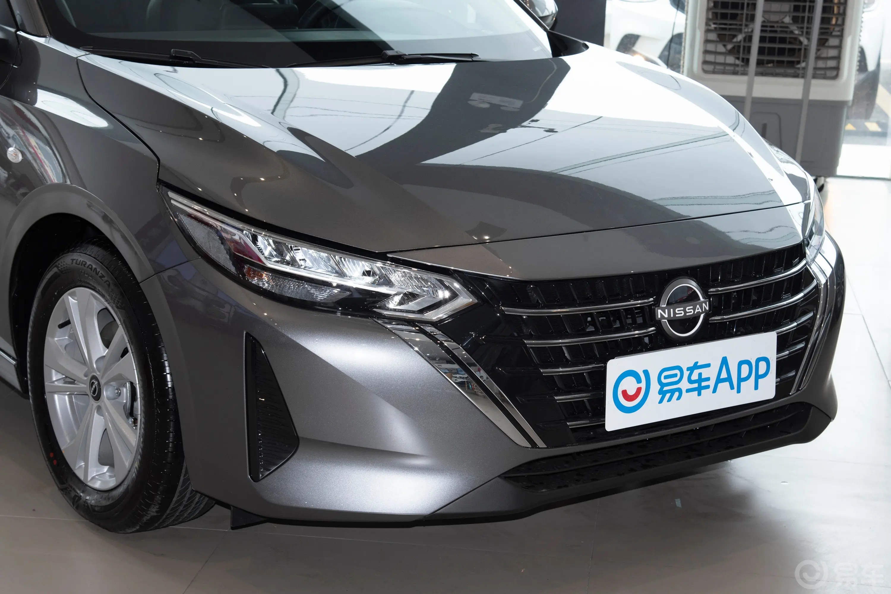 轩逸1.6L 真心版前格栅侧俯拍