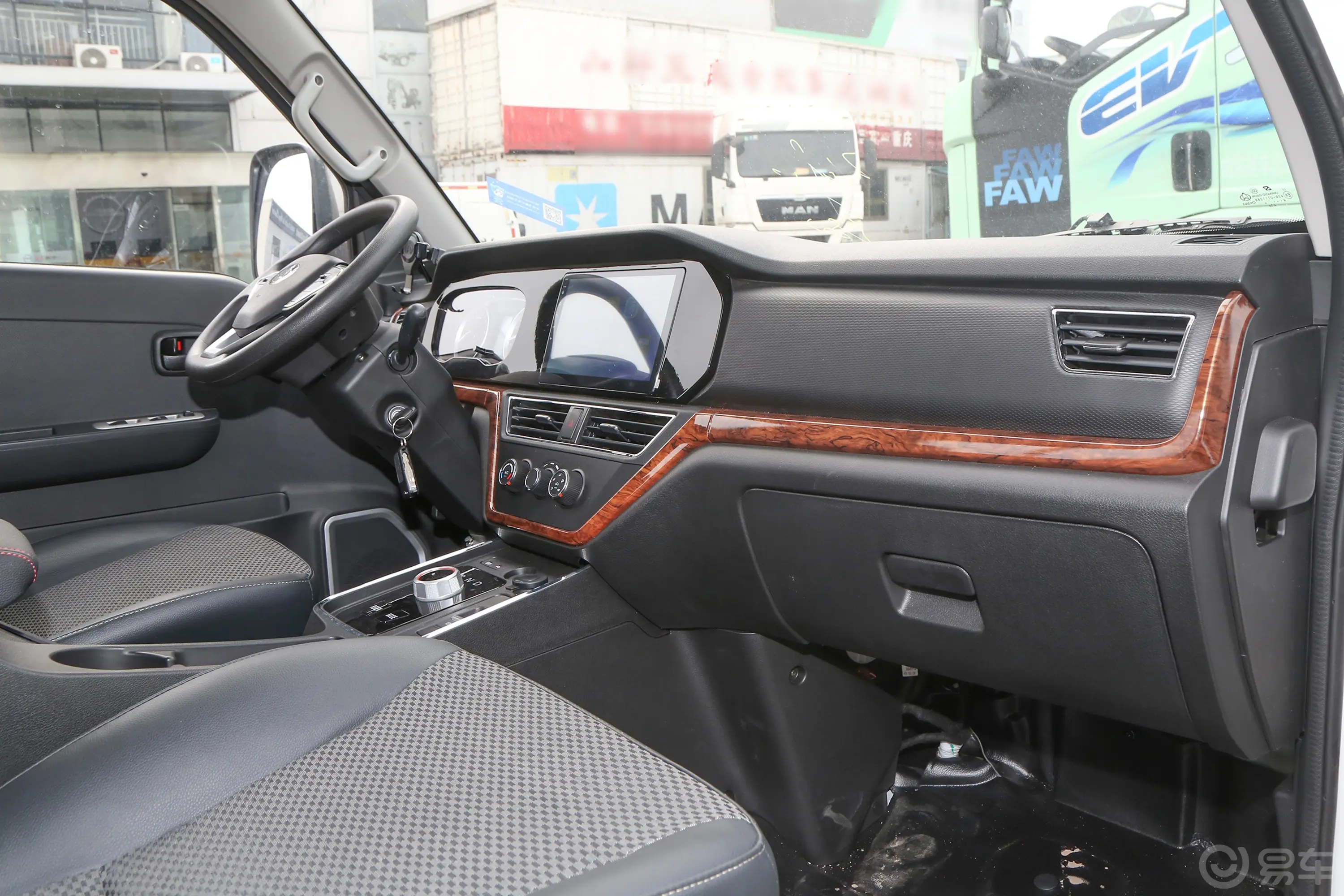 跨越者D5 EV300km 3.8米栏板车豪华版内饰全景正拍