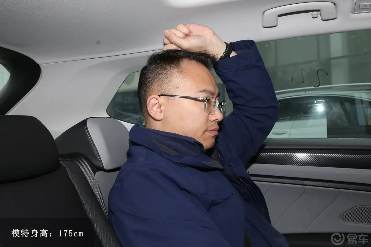 探岳300TSI 众享版后排头部空间