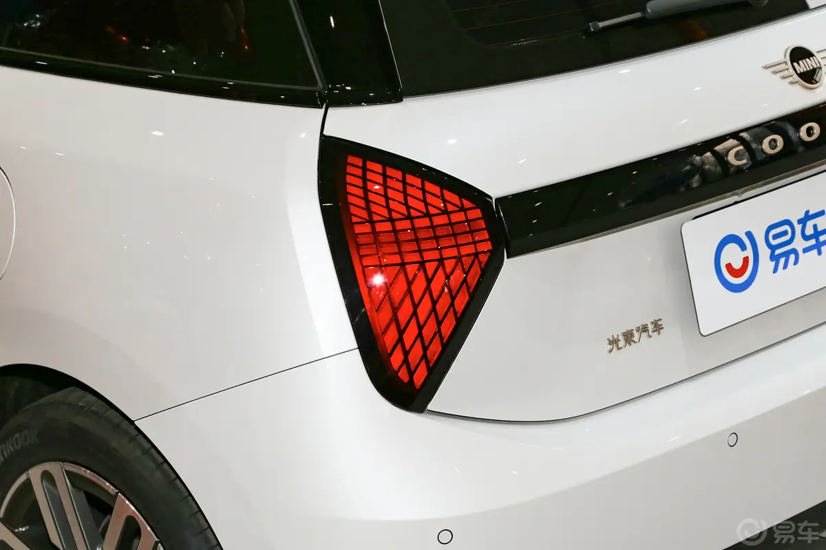 电动MINI COOPER456km COOPER E 经典派尾灯侧45度俯拍