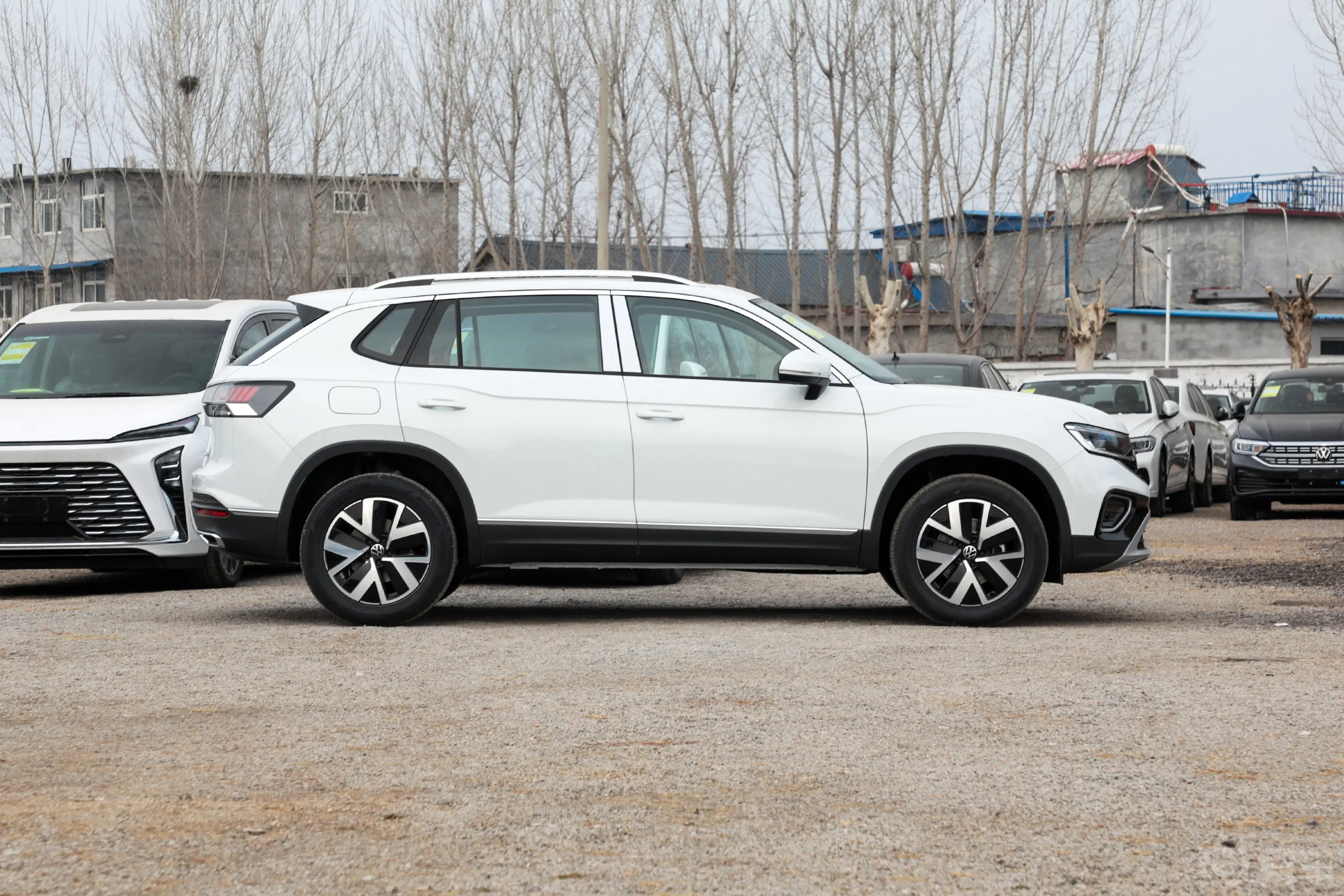 探岳300TSI 众享版正侧车头向右水平