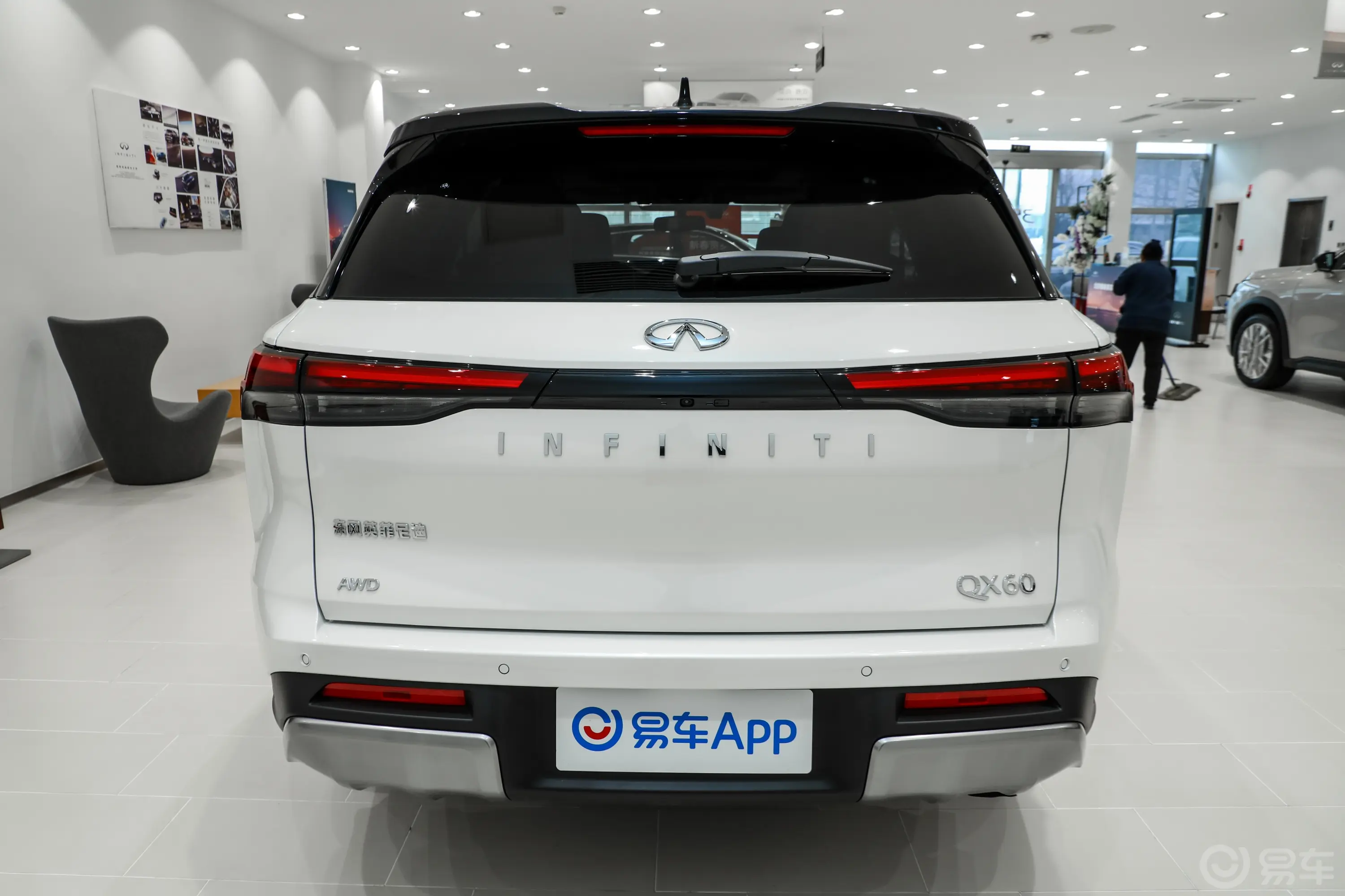 英菲尼迪QX602.0T 四驱尊享版正后水平