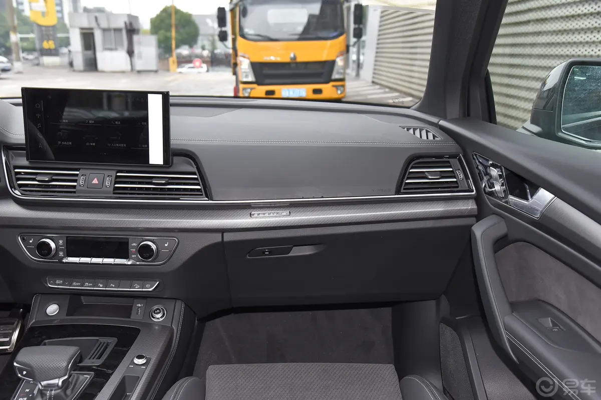 奥迪Q5L Sportbackquattro45周年典藏版 40 TFSI 豪华型副驾驶位区域