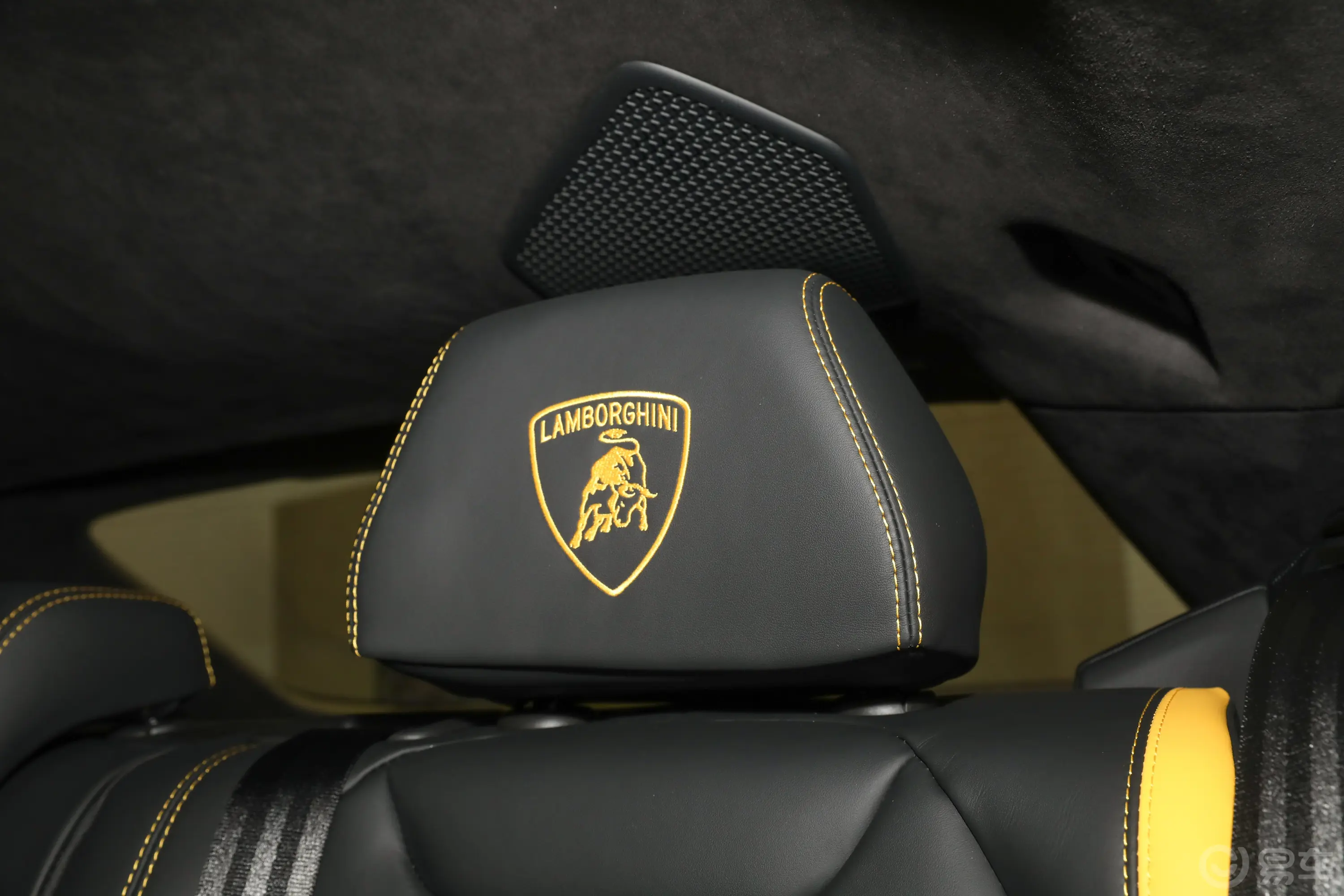 Urus SE4.0T 60km 标准版后排空间