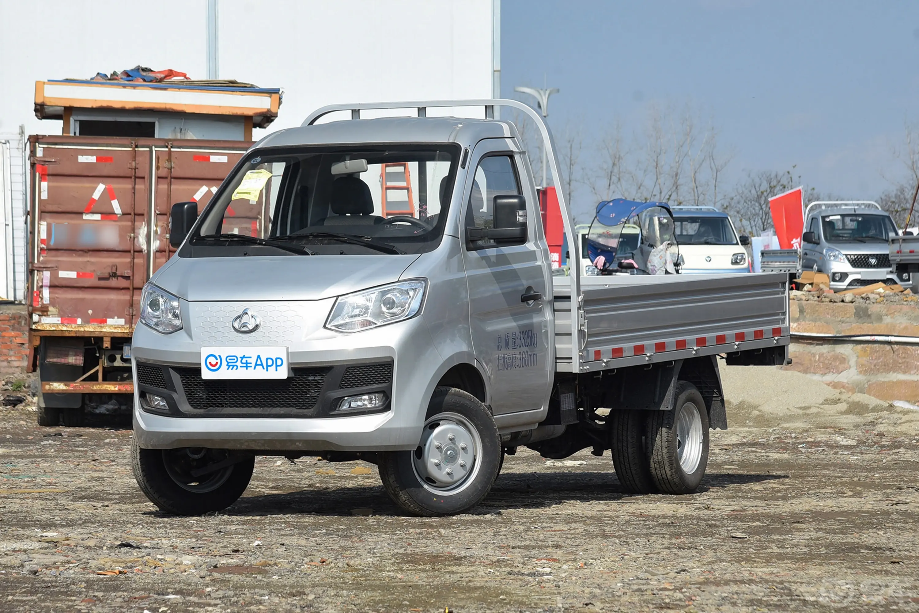 跨越王X1东安1.6L 单排双后轮载货车 汽油侧前45度车头向左水平