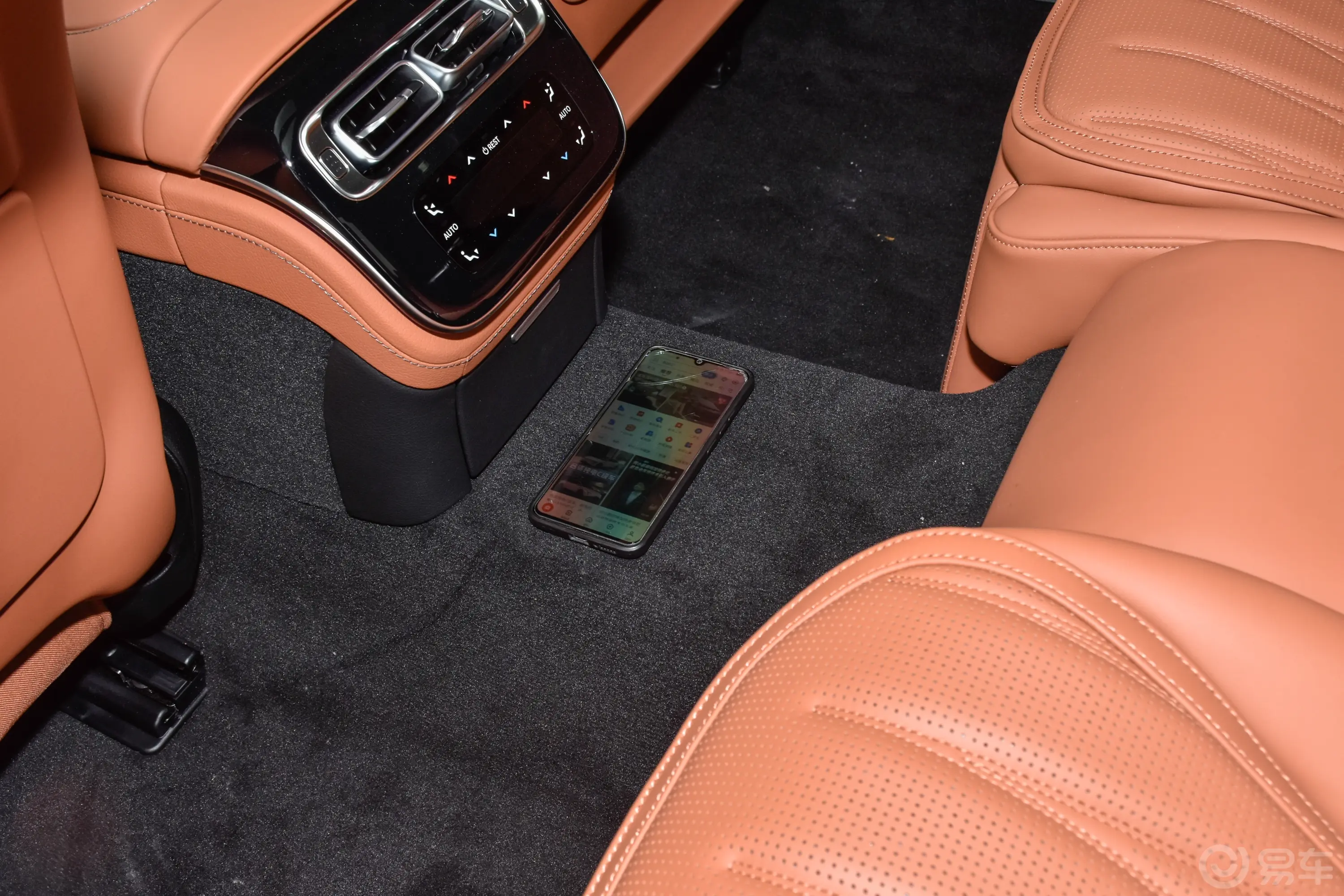奔驰S级 AMG新能源AMG S 63 L E PERFORMANCE后排地板中间位置