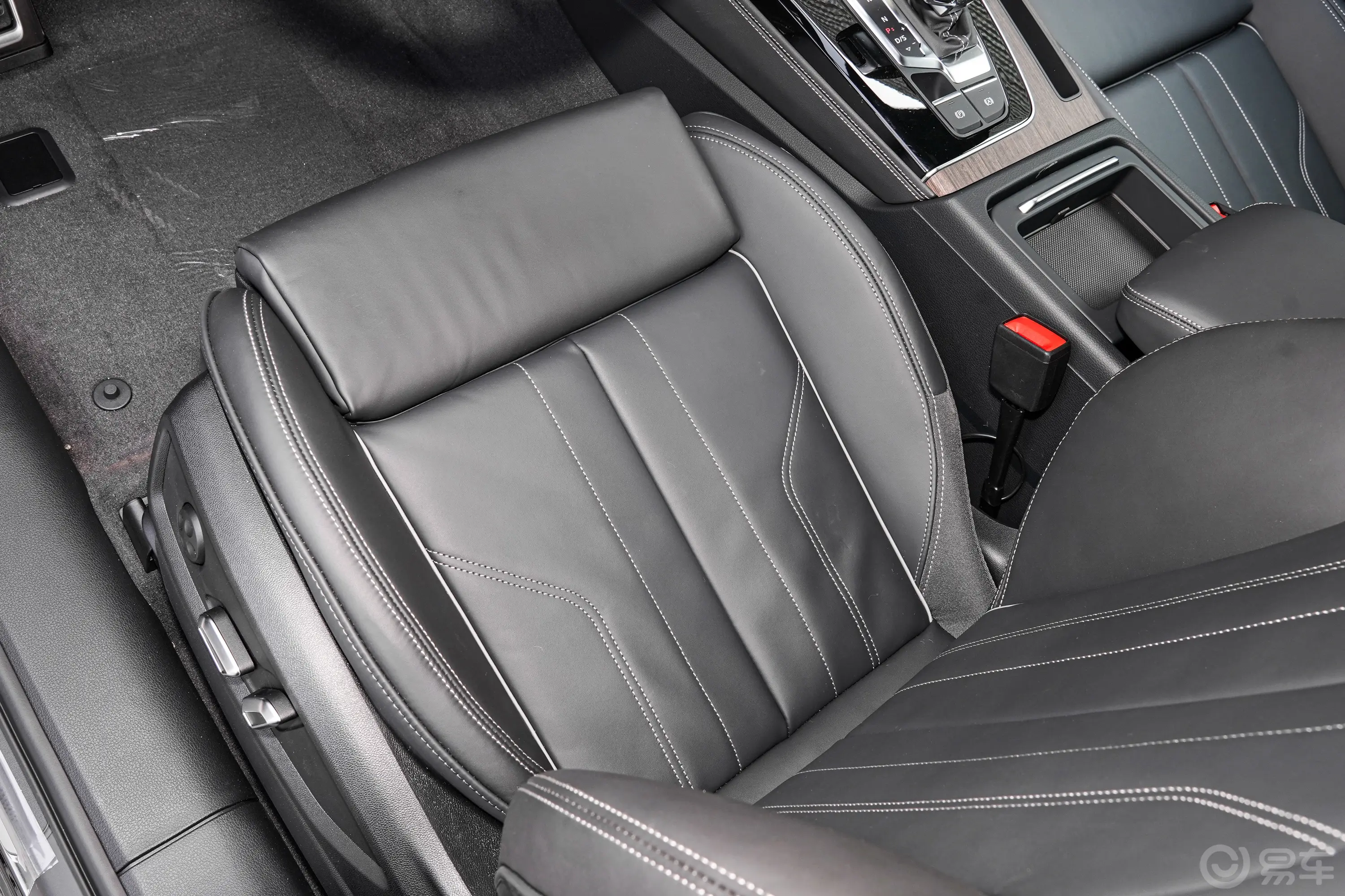 奥迪Q5Lquattro45周年典藏版 45 TFSI 臻选动感型主驾驶位