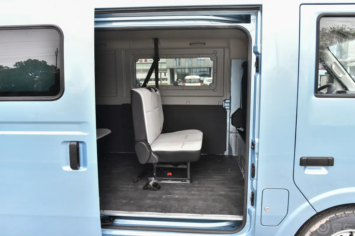 鑫源E3L365km 客车实用型 6座后排空间