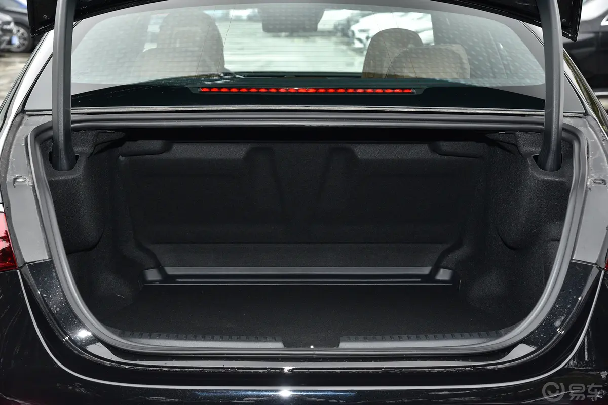 奔驰E级改款 E 300 L 豪华型后备厢空间特写